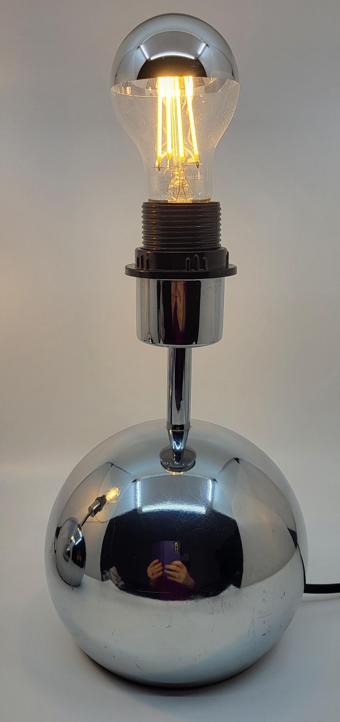Duo de lampes boule en inox chromées, à poser dans votre chambre ou le salon. L'inox étant un matériaux plus qualitatif que l'aluminium.
 Elles sont présentées avec une ampoule couleur aluminium, mais vous pouvez également opter pour différents