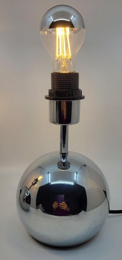 Paire de lampes boule en inox chromé  Française de l'ère spatiale vintage
