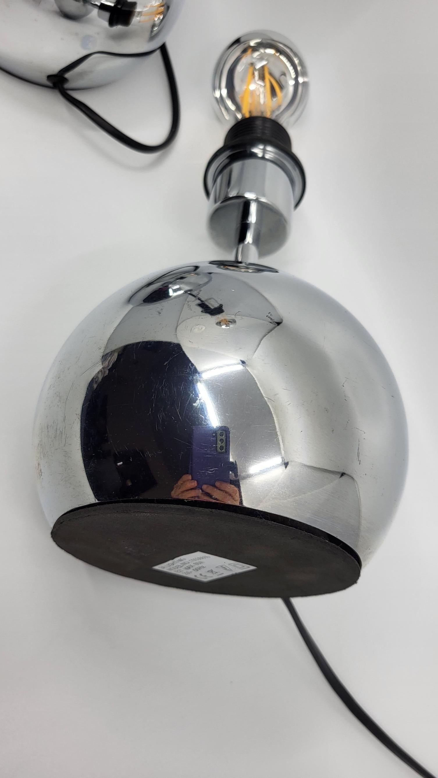 Paire de lampes boule en inox chromé  Française de l'ère spatiale vintage Bon état - En vente à London, England