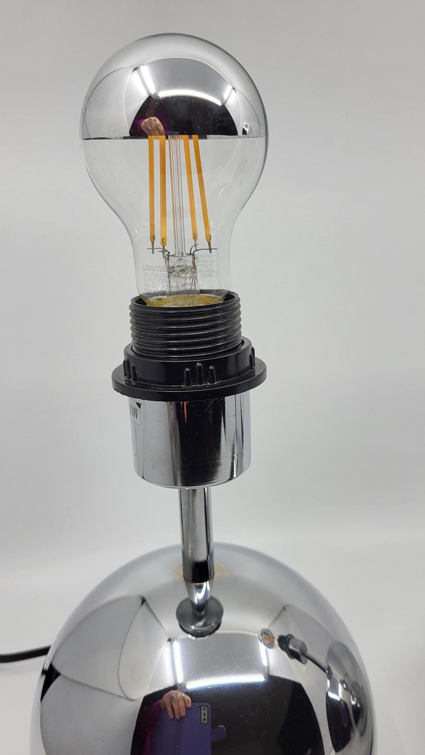 Chrome Paire de lampes boule en inox chromé  Française de l'ère spatiale vintage en vente