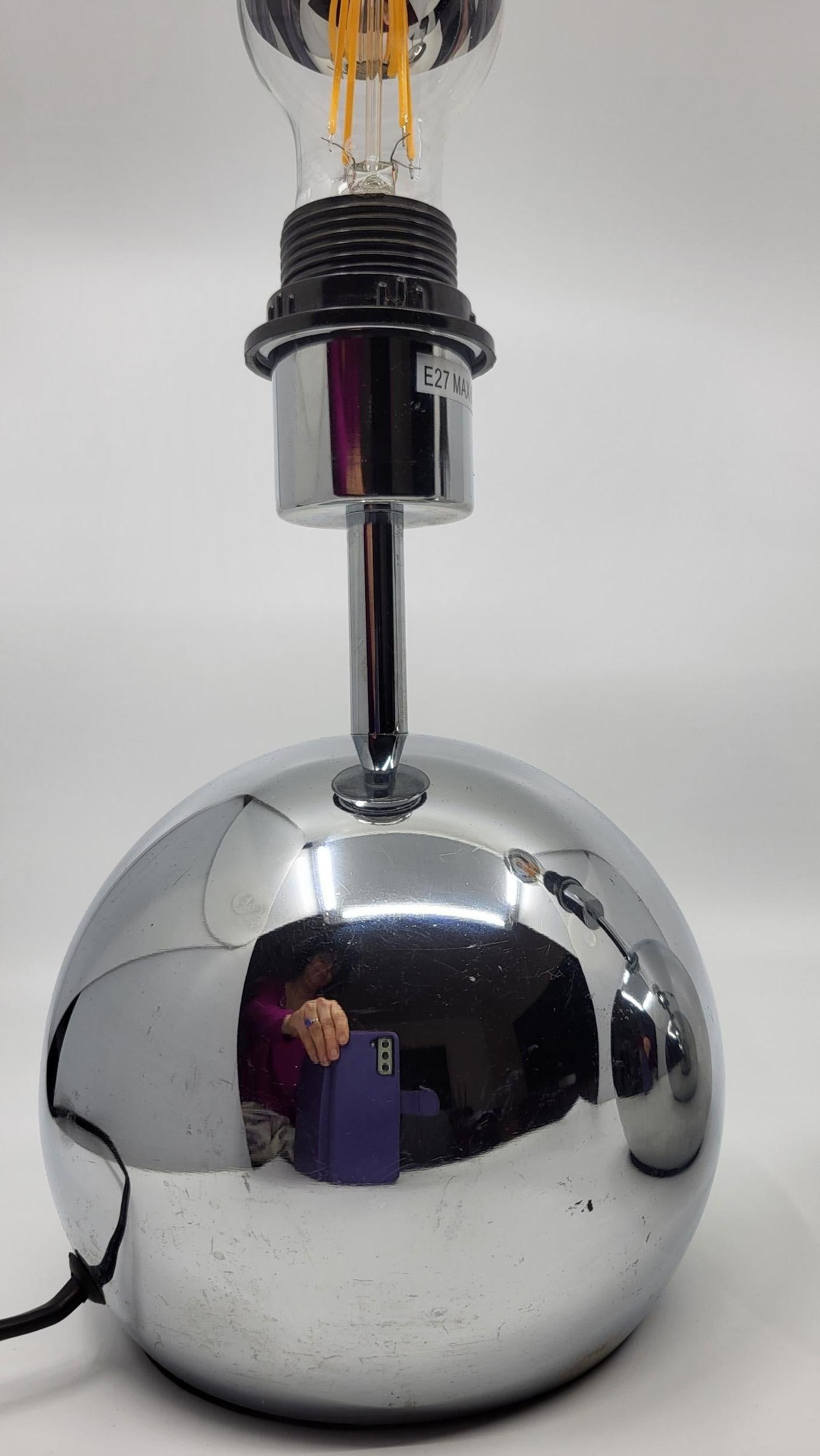 Paire de lampes boule en inox chromé  Française de l'ère spatiale vintage en vente 2