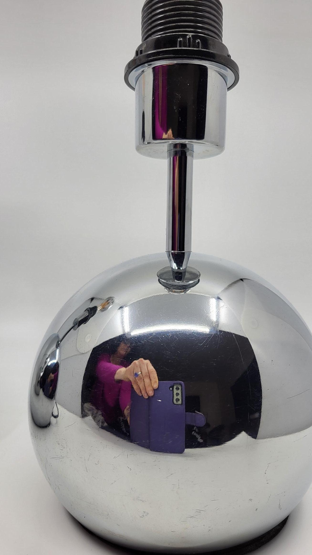 Paire de lampes boule en inox chromé  Française de l'ère spatiale vintage en vente 3