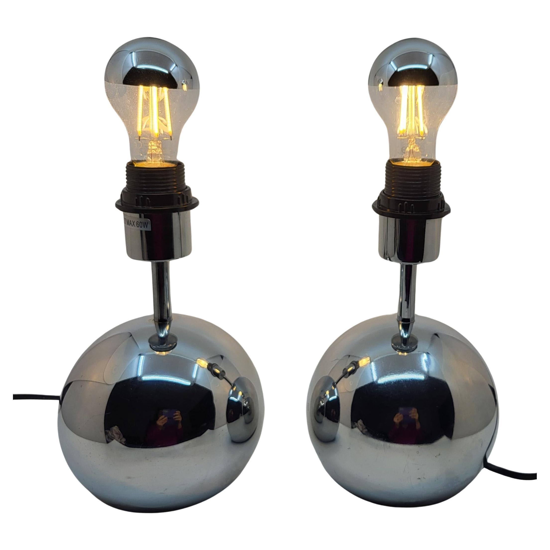 Paire de lampes boule en inox chromé  Française de l'ère spatiale vintage