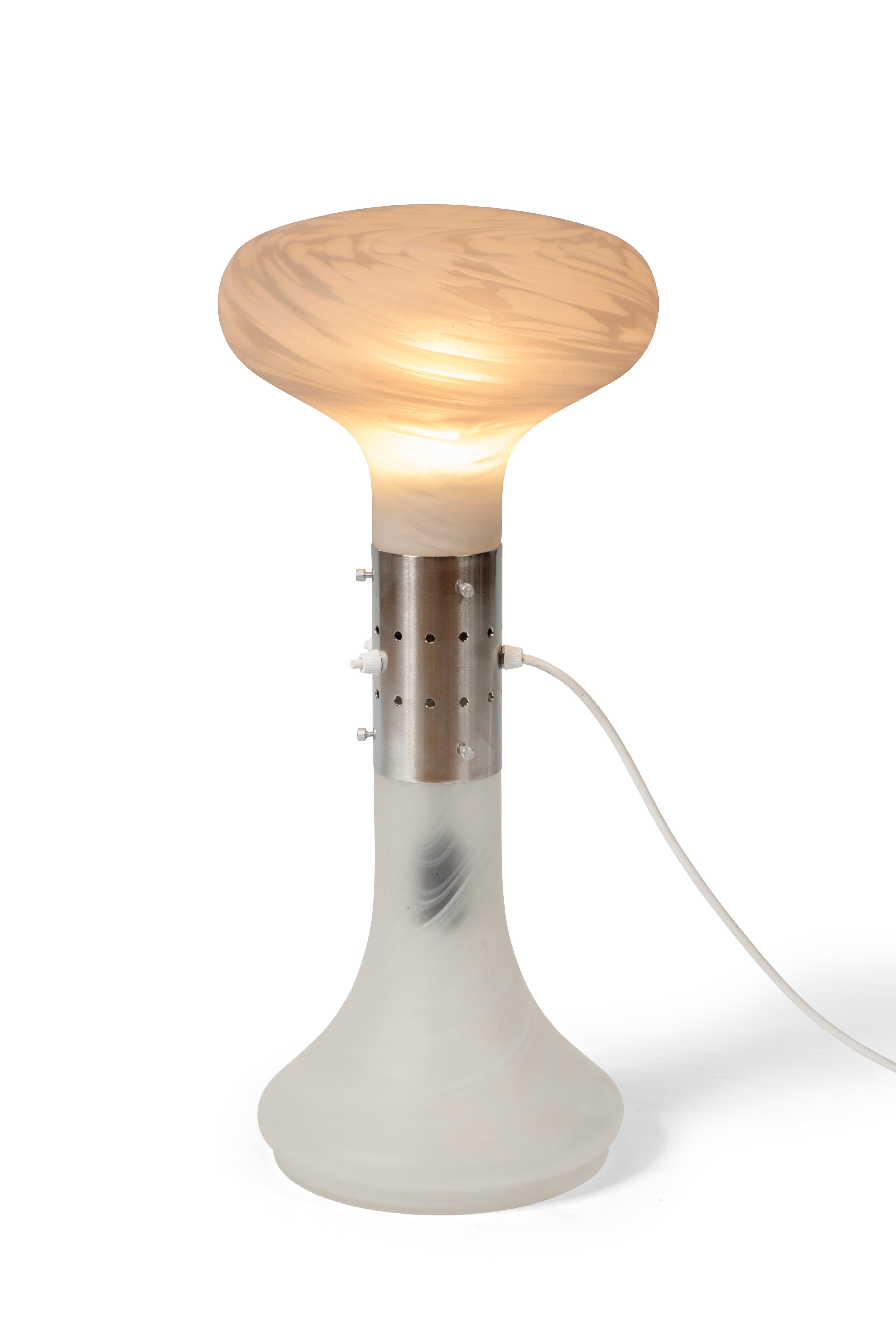 Lampe des années 70 de la légendaire série “I Numerati” de Carlo Nason pour Mazzega, Italie.

De couleur blanche, fabriquée en verre de Murano translucide et métal.

Fonctionne avec deux ampoules qui peuvent être allumées séparément.