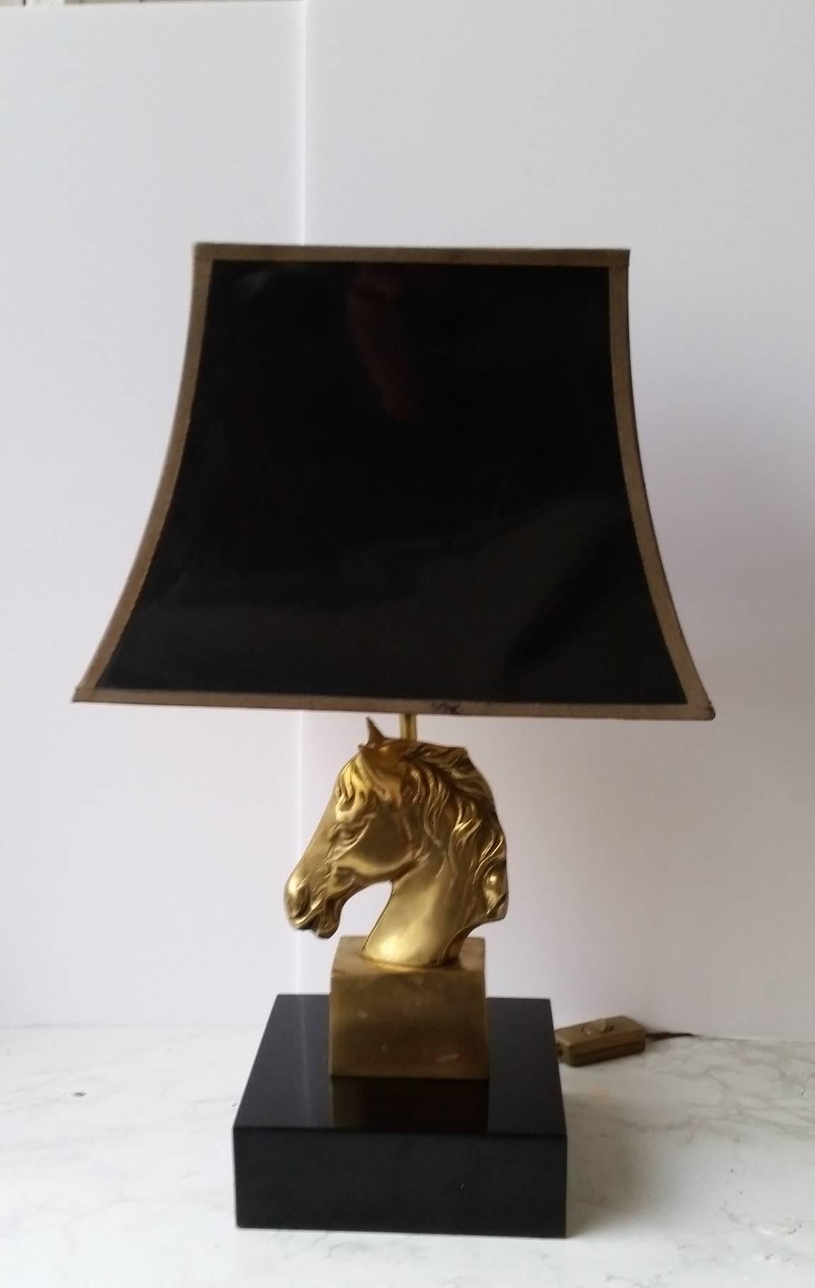 Pair of table lamps - horse head leg
edition Maison Charles, circa 1970
Vintage Art Deco - Jansen
Dimensions: H 50 x L 30 x W 21 cm
Material: Wood / brass and PVC lampshade
In good condition and in good working order!
Small imperfections usual