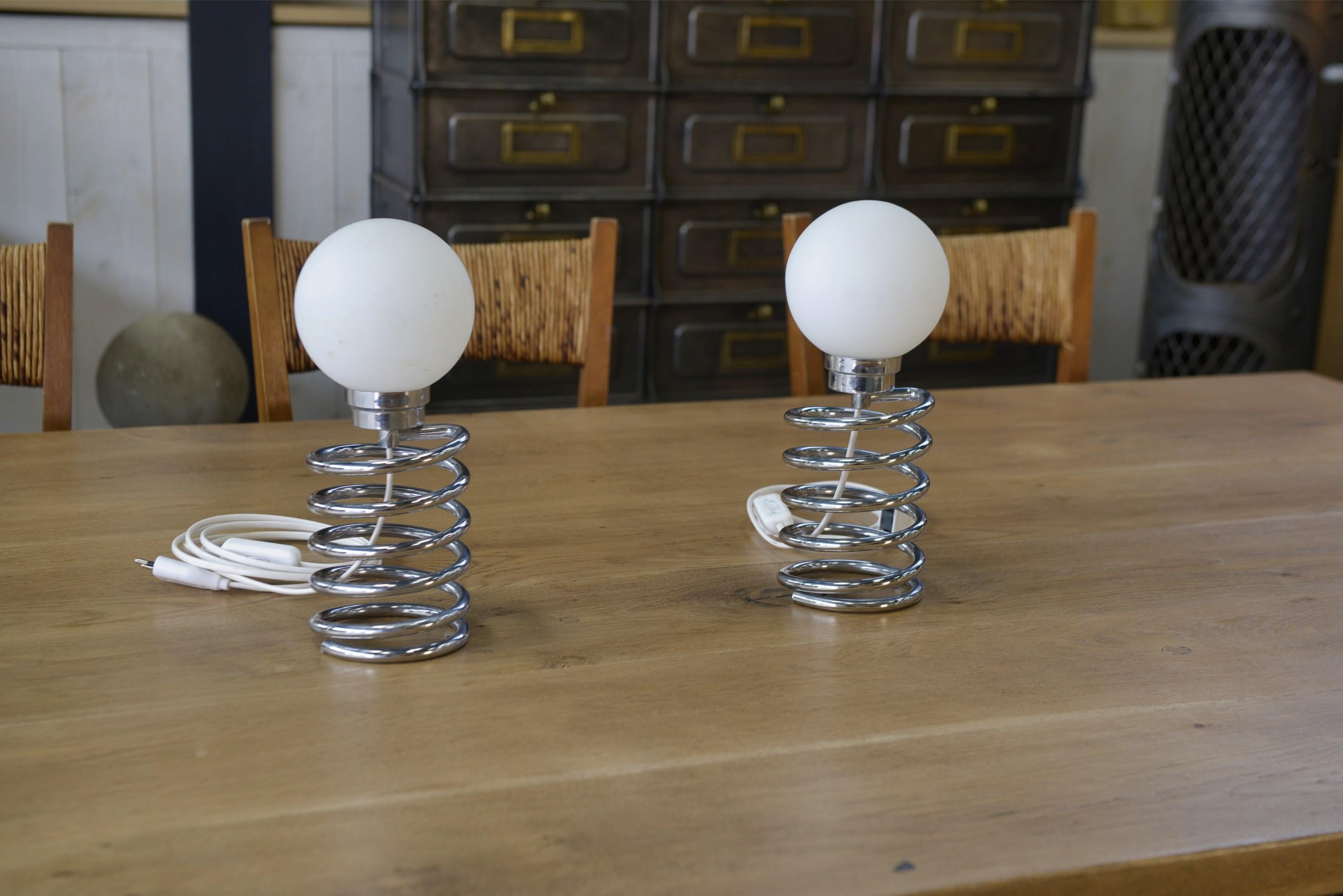 Coppia di lampade di design modello Spring di Ingo Maurer XXème

La Spring, spesso chiamata lampe 