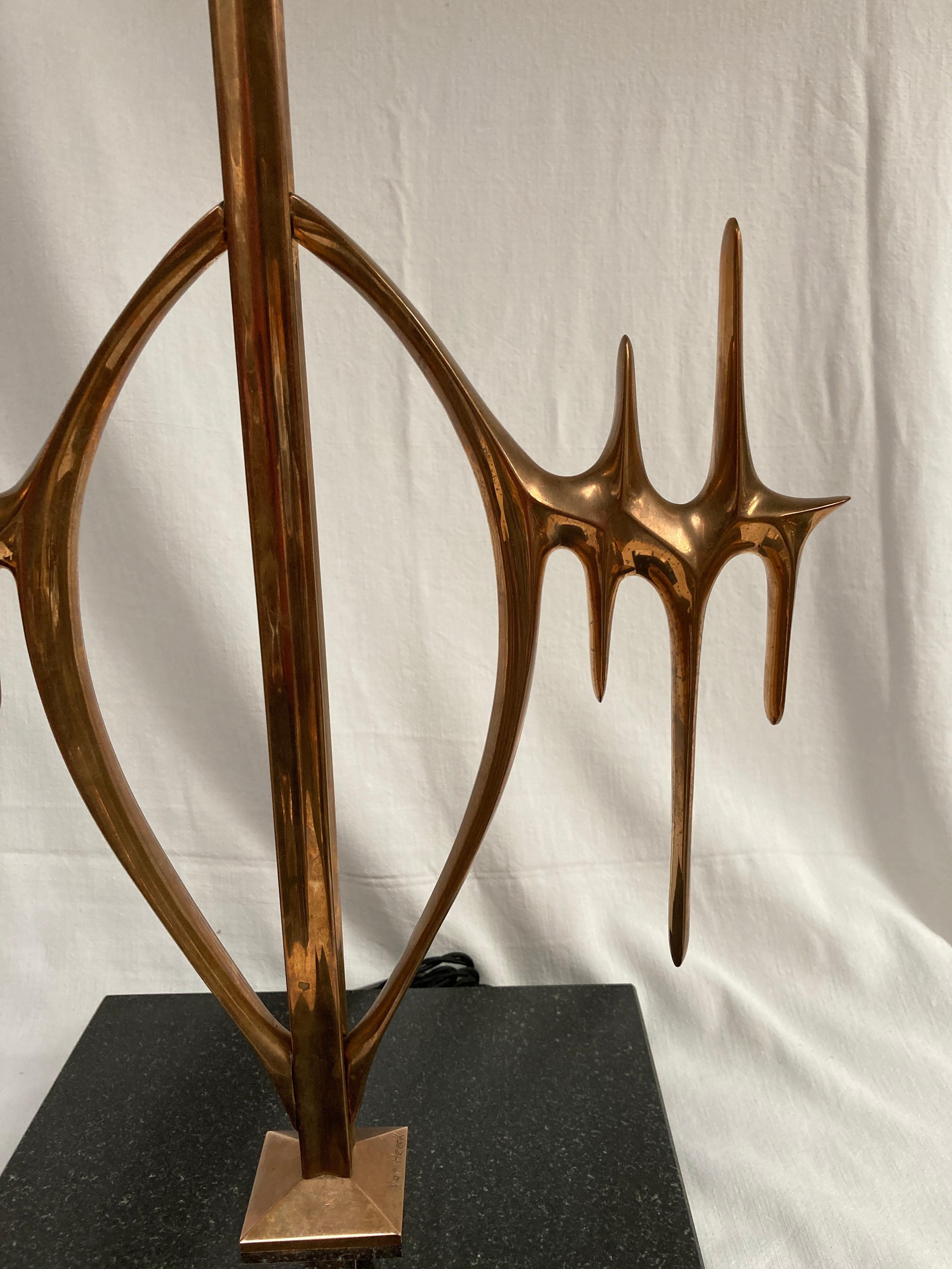 Bronze Paire de lampes en bronze par Peter Van Heeck For Sale