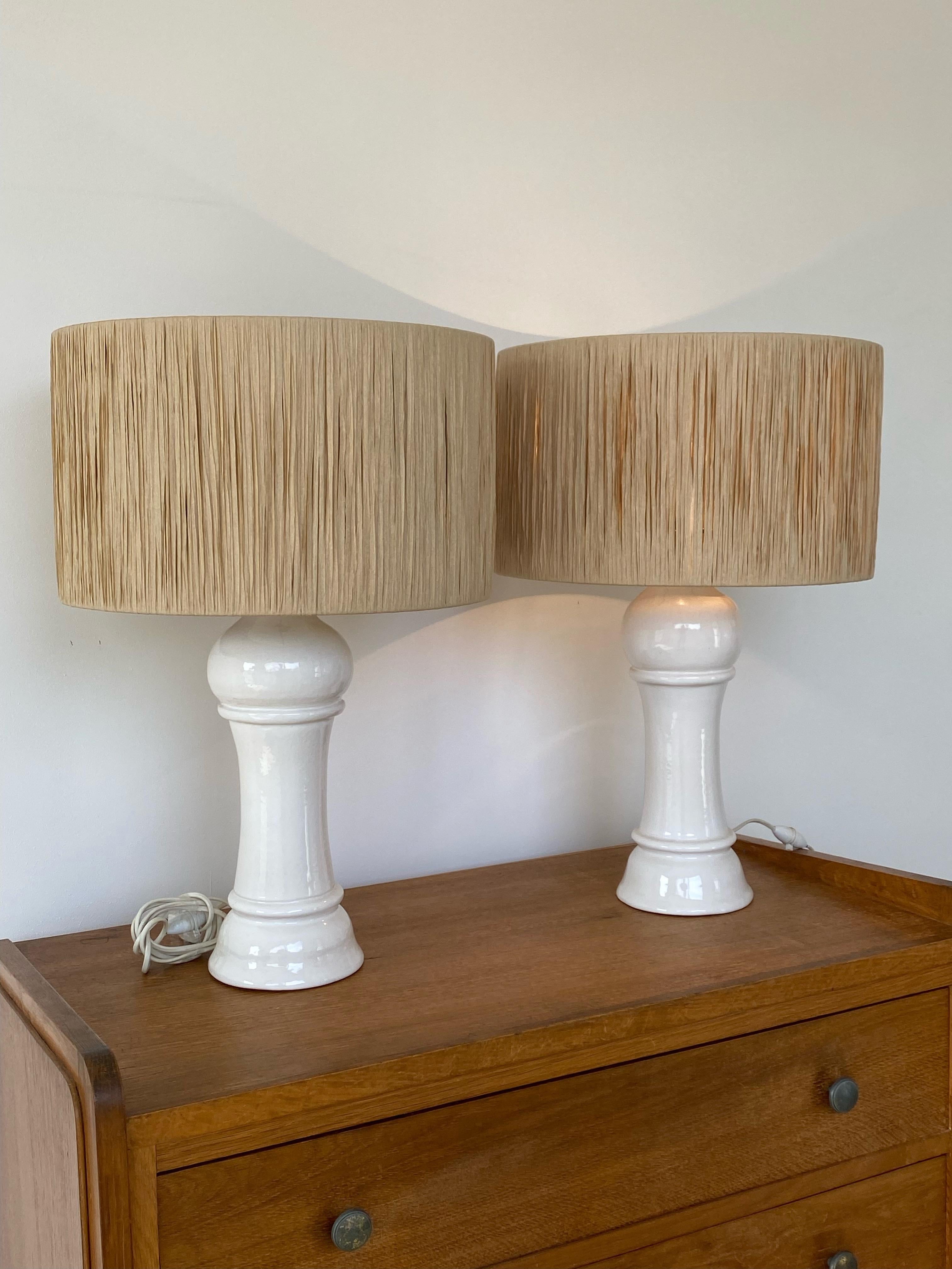 Pair Of White Ceramic Lamps With Raffia Shade, Italy, 1960s In Excellent Condition For Sale In leucate, FR