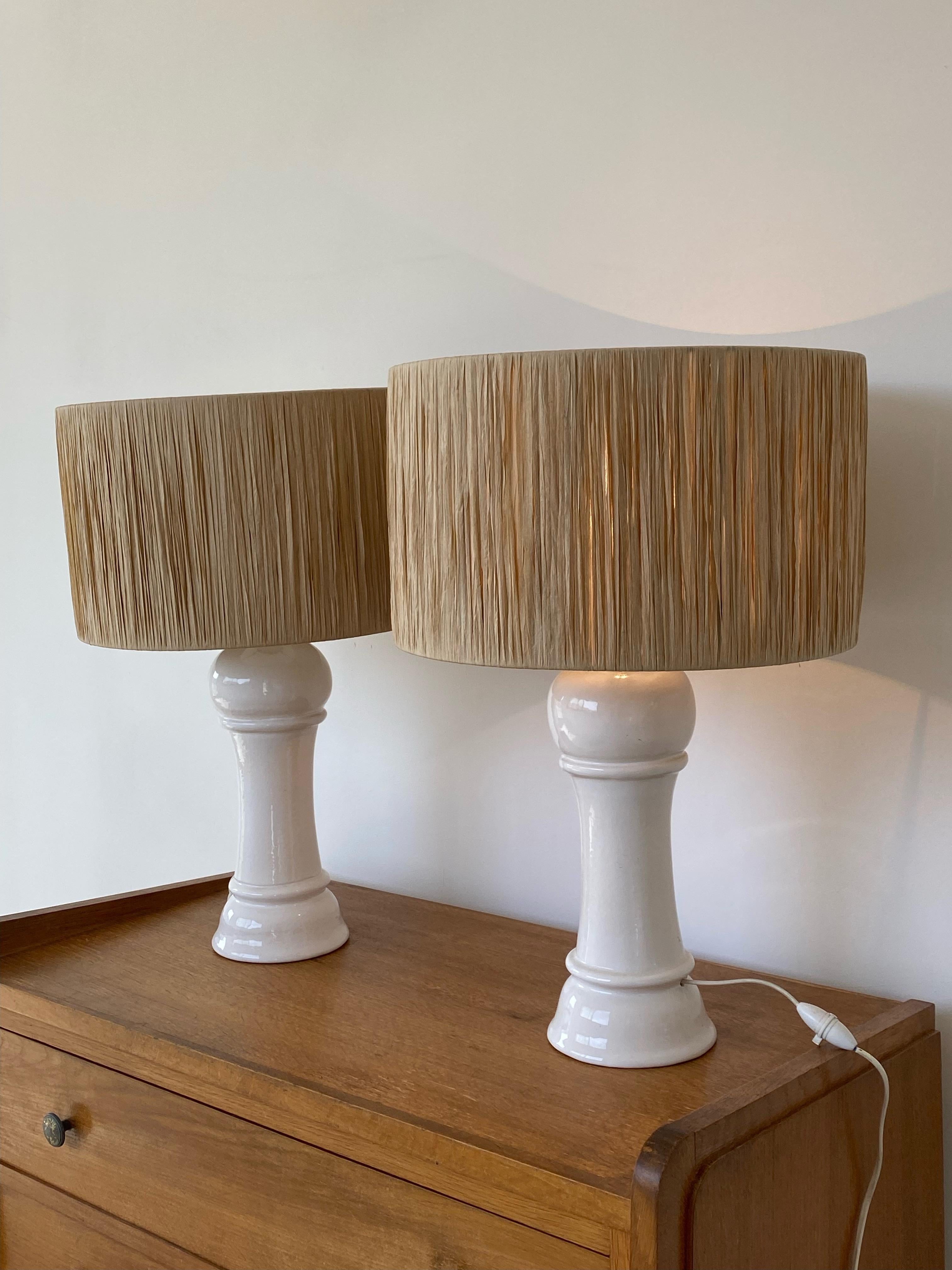 Mid-20th Century Pair Of White Ceramic Lamps With Raffia Shade, Italy, 1960s For Sale