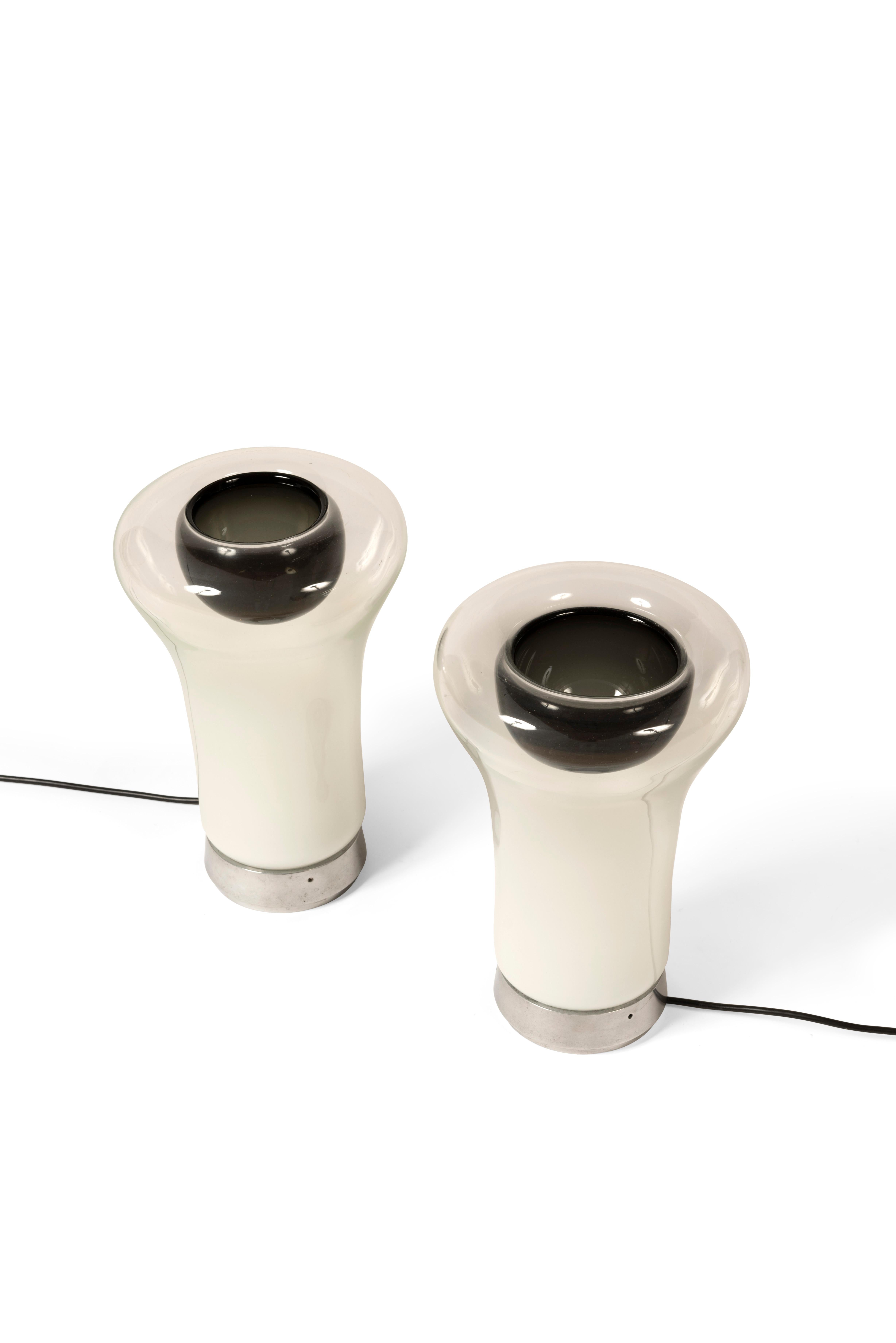 La lampe de table Saffo a été conçue par Angelo Mangiarotti pour Artemide en 1967. La base en aluminium supporte l'abat-jour en forme de champignon et en verre soufflé de Murano.

Cette lampe a été retirée de la production pendant de nombreuses
