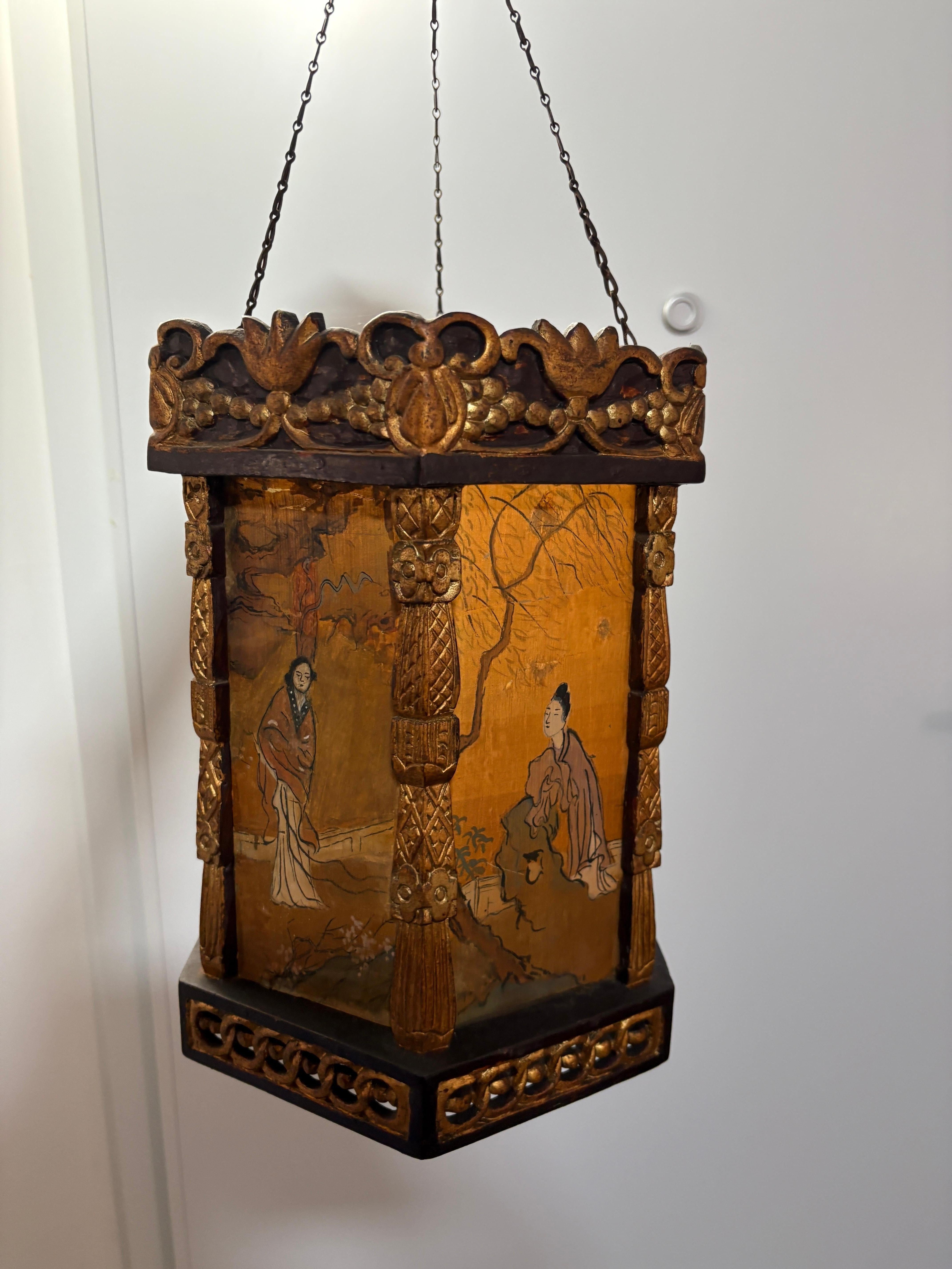 Paire de lanternes en bois exotique sculpté et ajouré de personnages sur papier de riz appliqué sur verre.
Chine 19ème siècle 