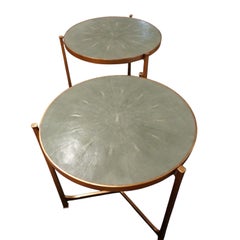 Paire de large guéridon rond avec plateau en Galuchat