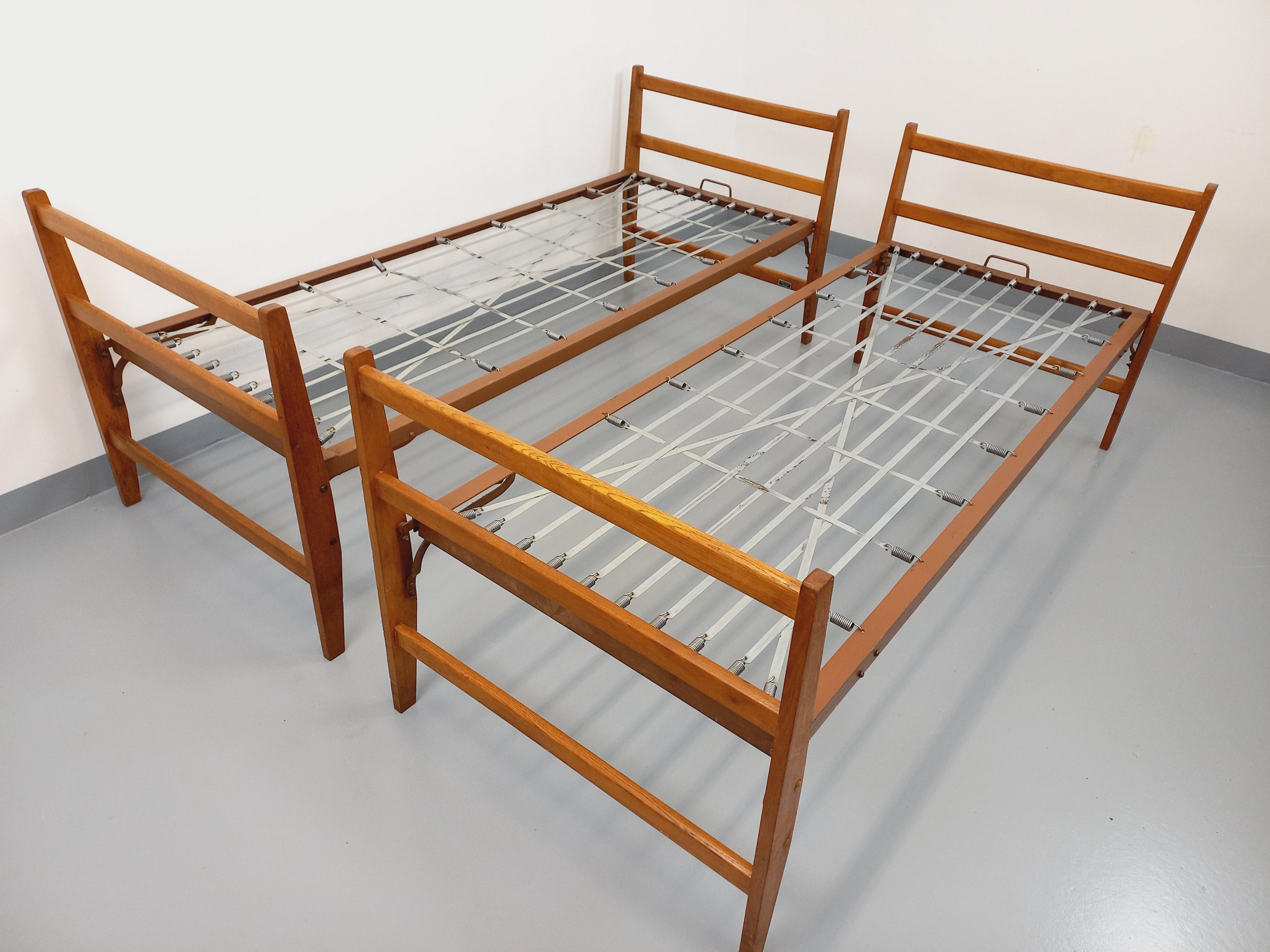 Par de lits de jour daybeds superposables vintage en bois de chêne et métal en venta 3