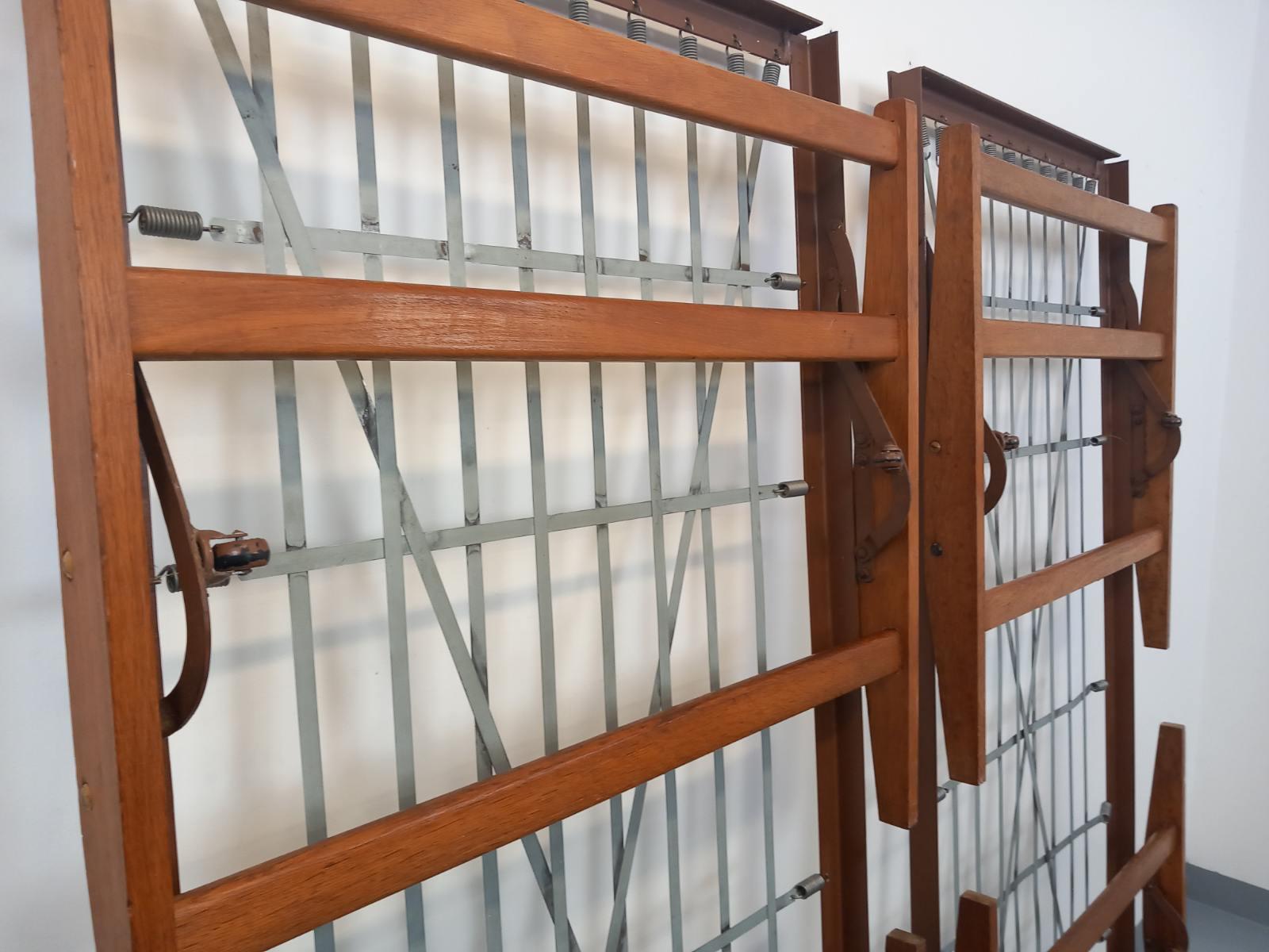 Par de lits de jour daybeds superposables vintage en bois de chêne et métal en venta 4