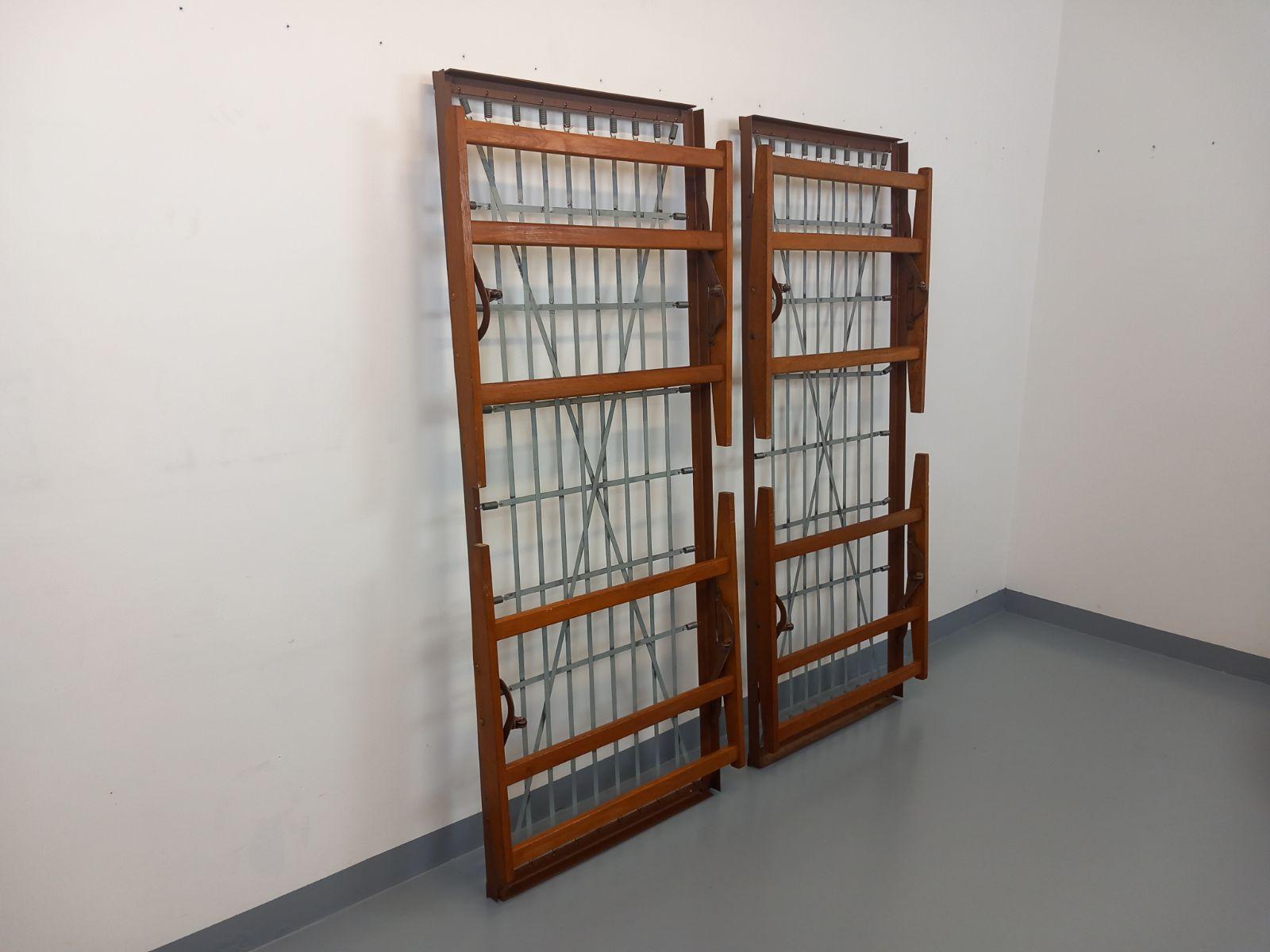 Par de lits de jour daybeds superposables vintage en bois de chêne et métal en venta 6