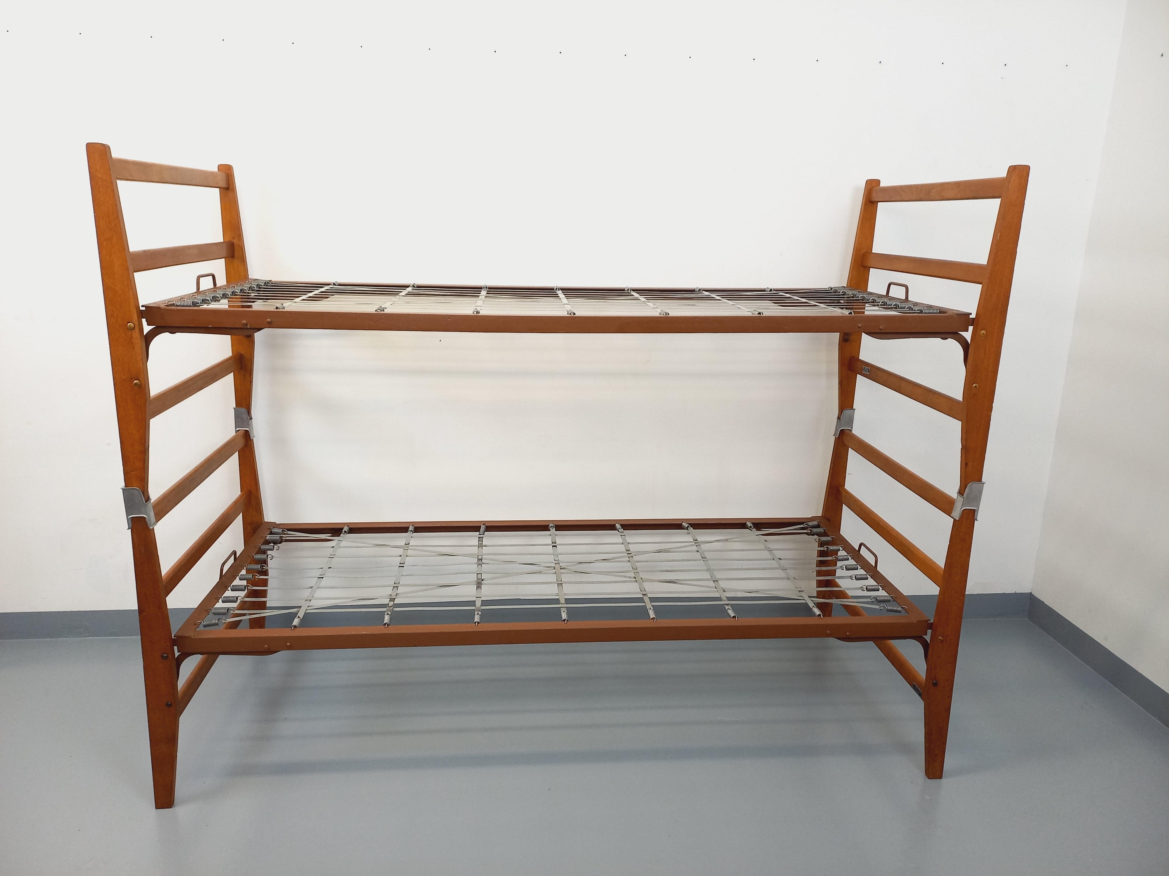 Par de lits de jour daybeds superposables vintage en bois de chêne et métal en venta 7