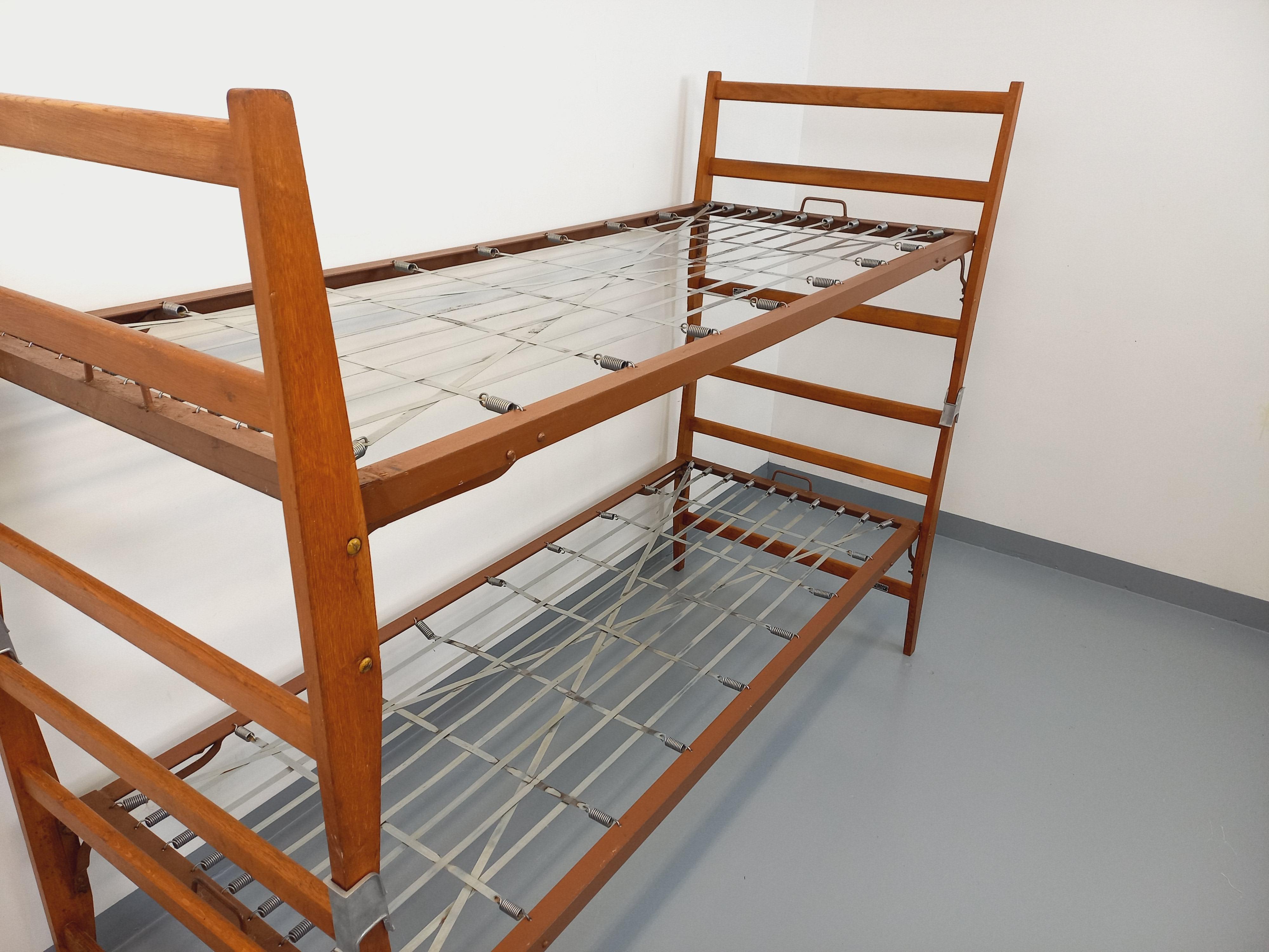 Par de lits de jour daybeds superposables vintage en bois de chêne et métal en venta 8