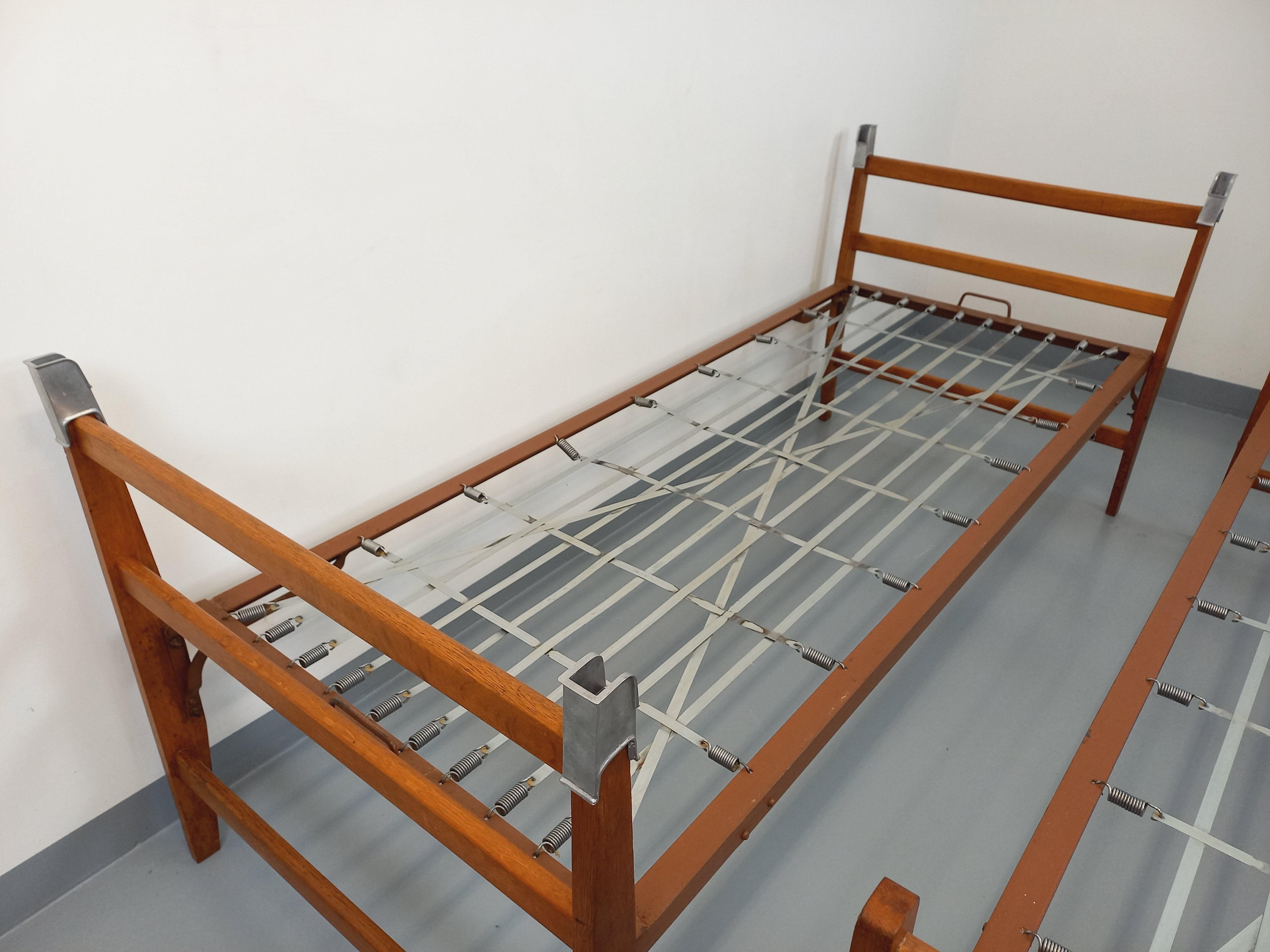 Par de lits de jour daybeds superposables vintage en bois de chêne et métal en venta 9