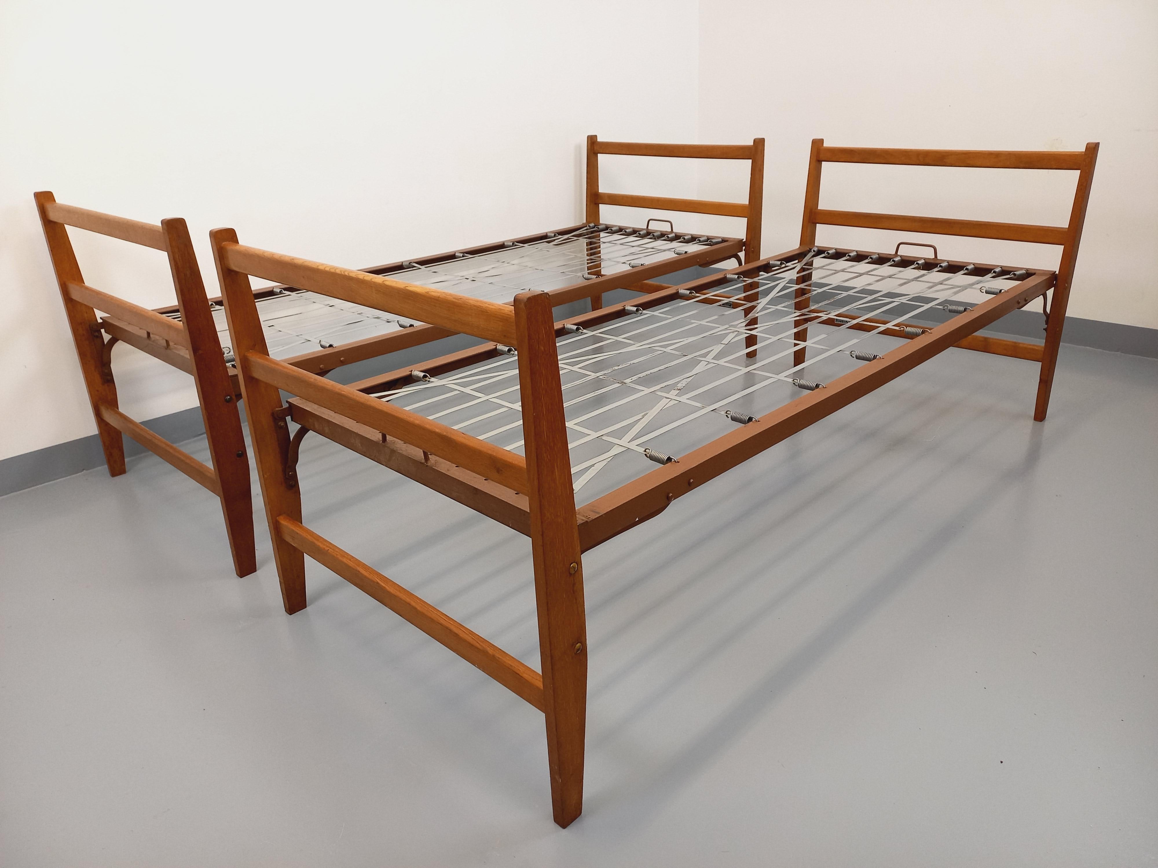 Par de lits de jour daybeds superposables vintage en bois de chêne et métal en venta 10