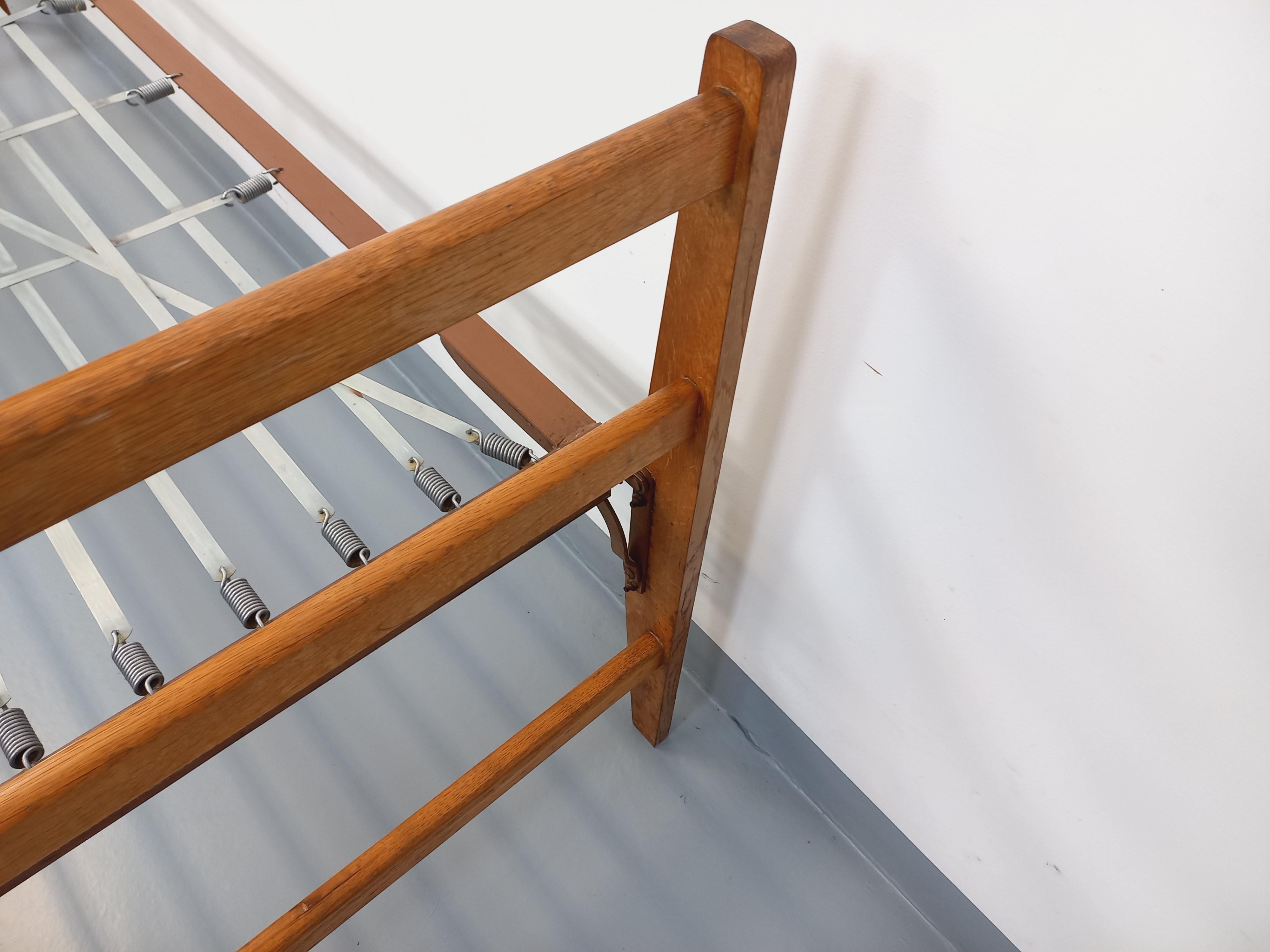 Par de lits de jour daybeds superposables vintage en bois de chêne et métal en venta 13