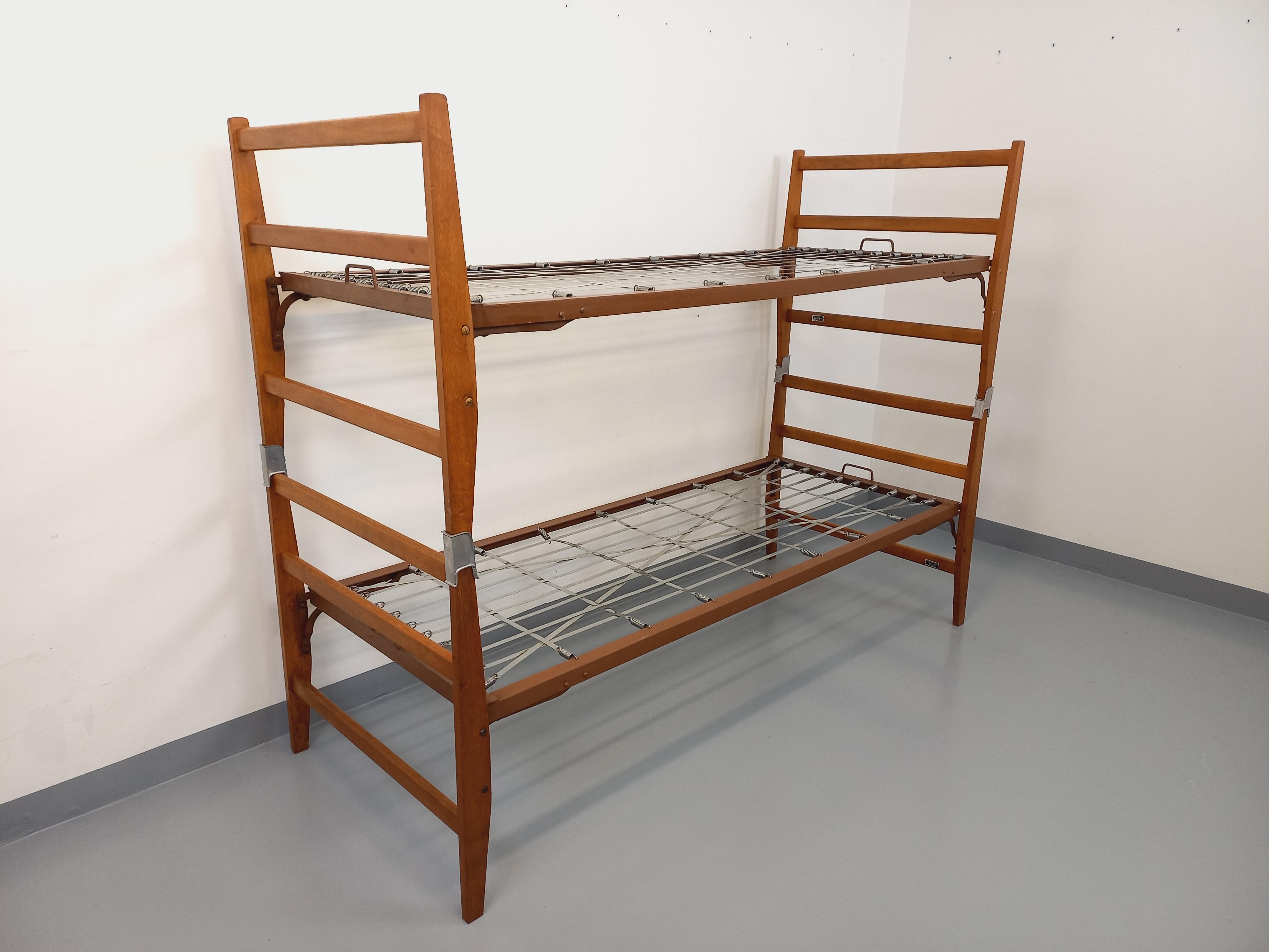Par de lits de jour daybeds superposables vintage en bois de chêne et métal Francés en venta