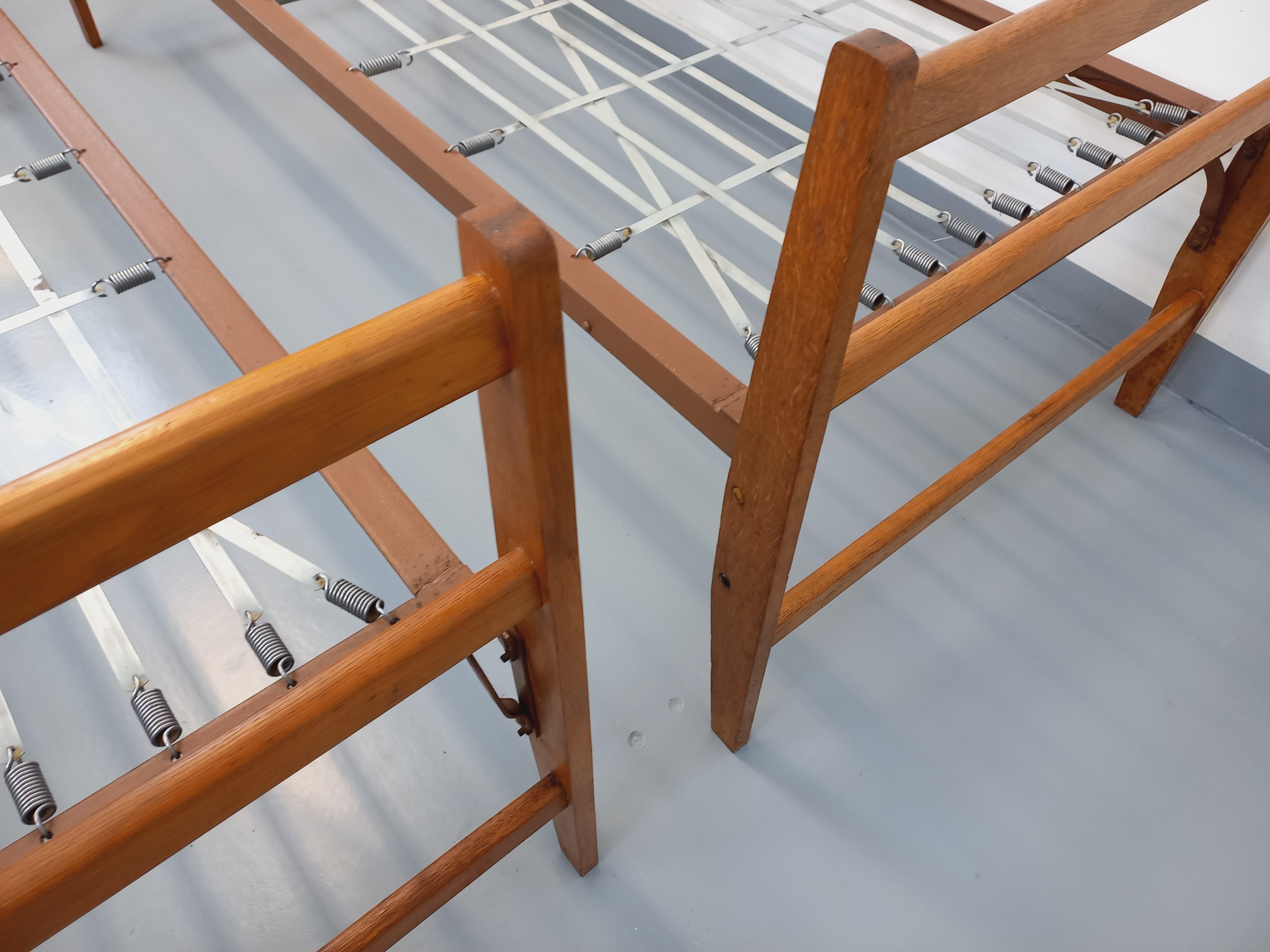 Par de lits de jour daybeds superposables vintage en bois de chêne et métal mediados del siglo XX en venta