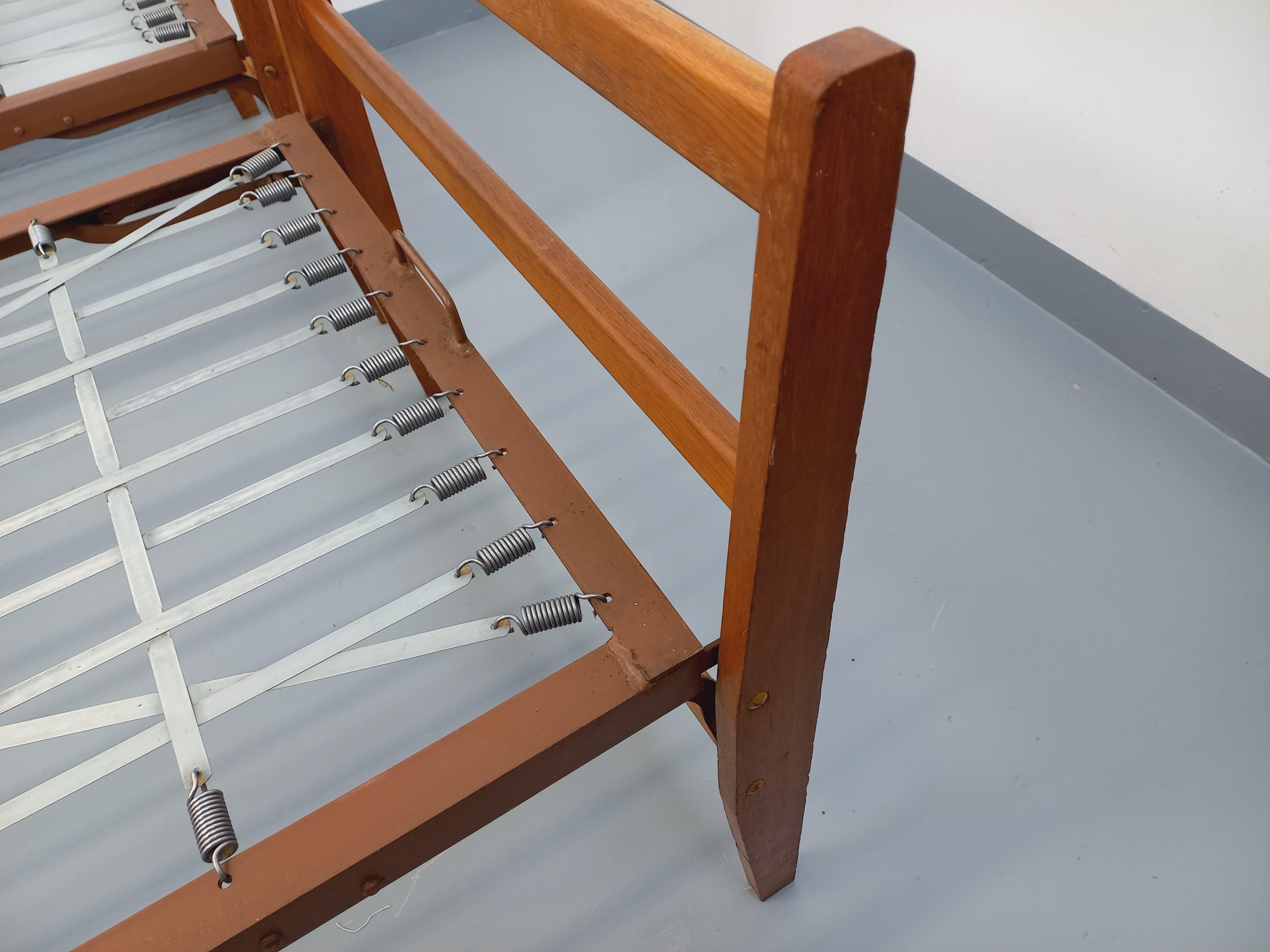 Par de lits de jour daybeds superposables vintage en bois de chêne et métal Metal en venta