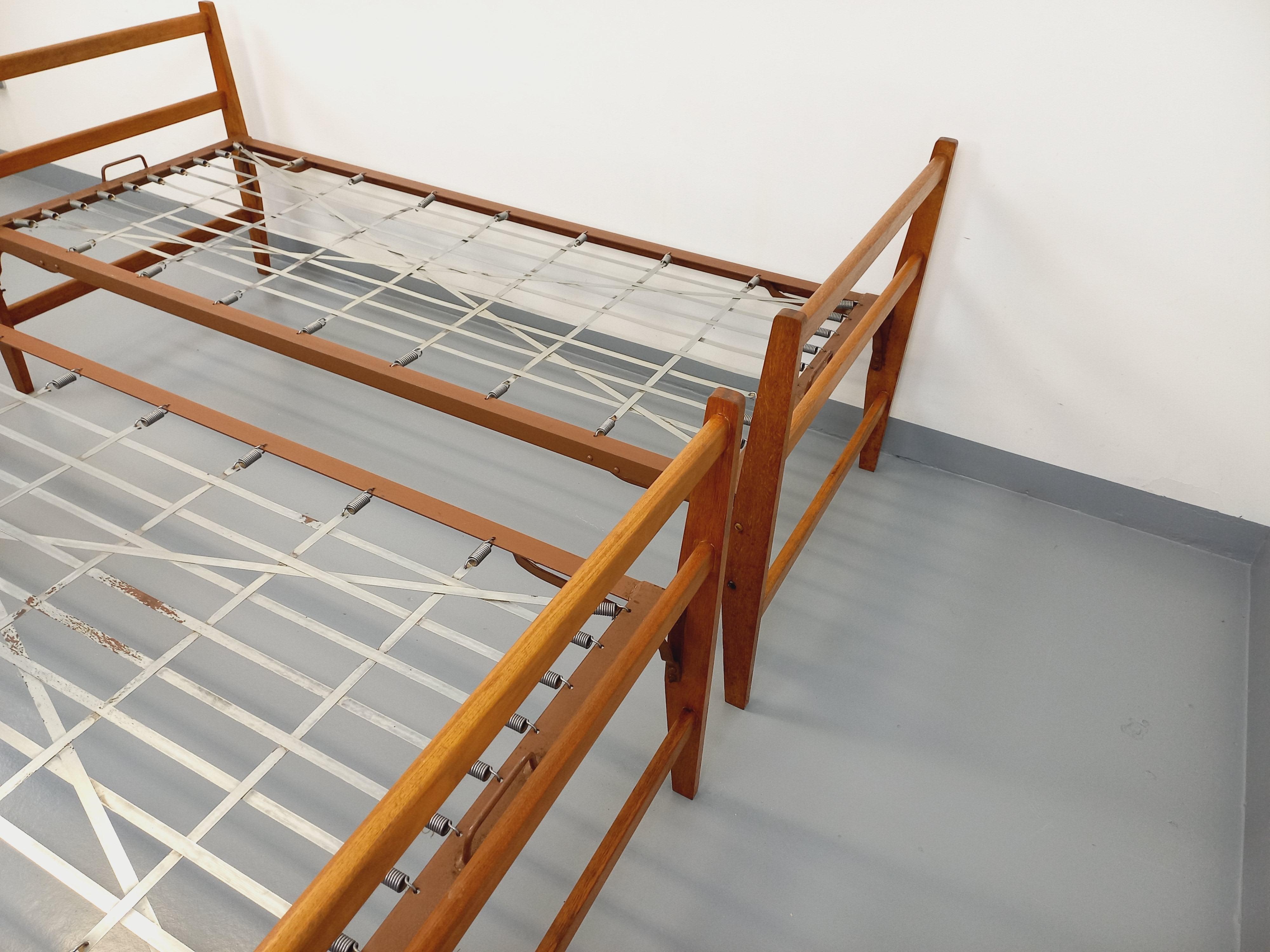 Par de lits de jour daybeds superposables vintage en bois de chêne et métal en venta 2