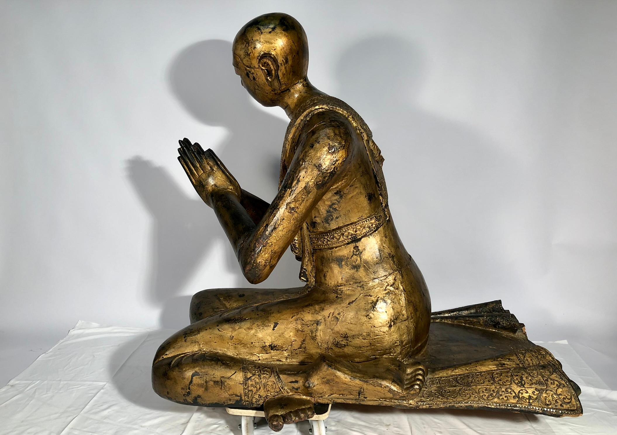 Pair of Burmese Monks in Prayer, Buddha, in gilded wood XIXth century In Good Condition For Sale In VERSAILLES, FR