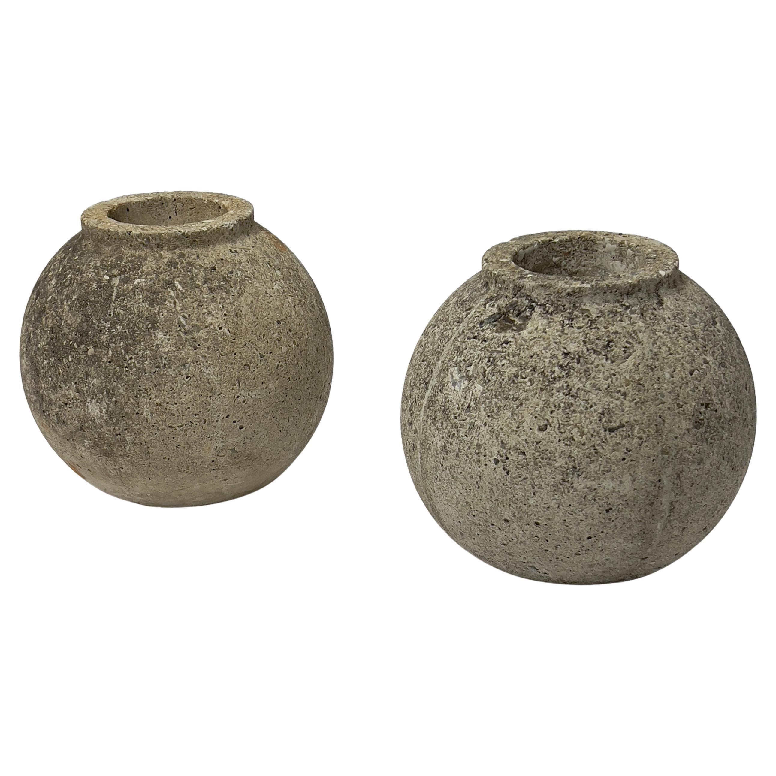 Paire de petites jardinières à boules en béton, années 1960, Suisse For Sale