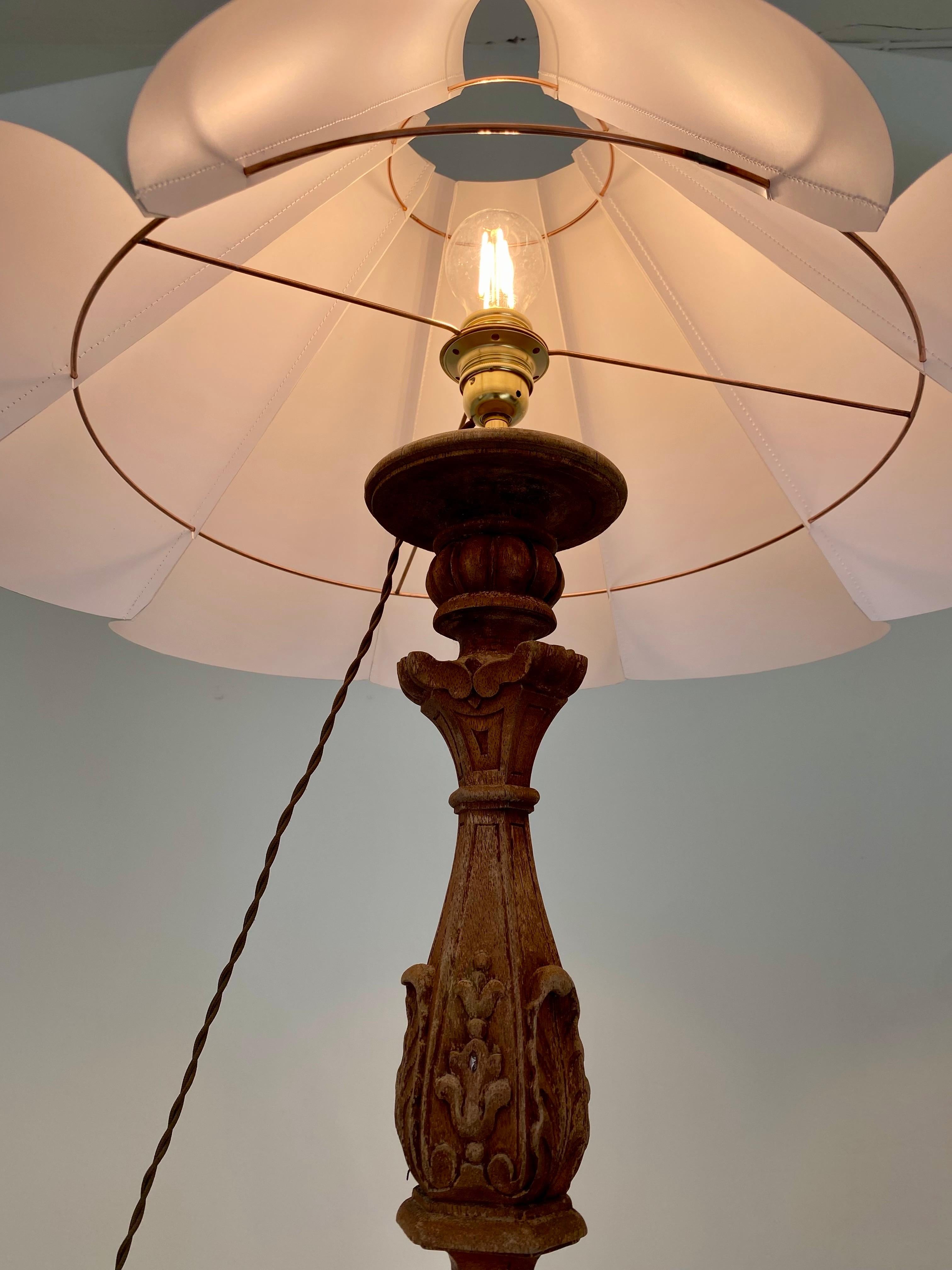 Paire de pique-cierges transformés en lampes In Good Condition For Sale In LIVAROT-PAYS-D’AUGE, FR