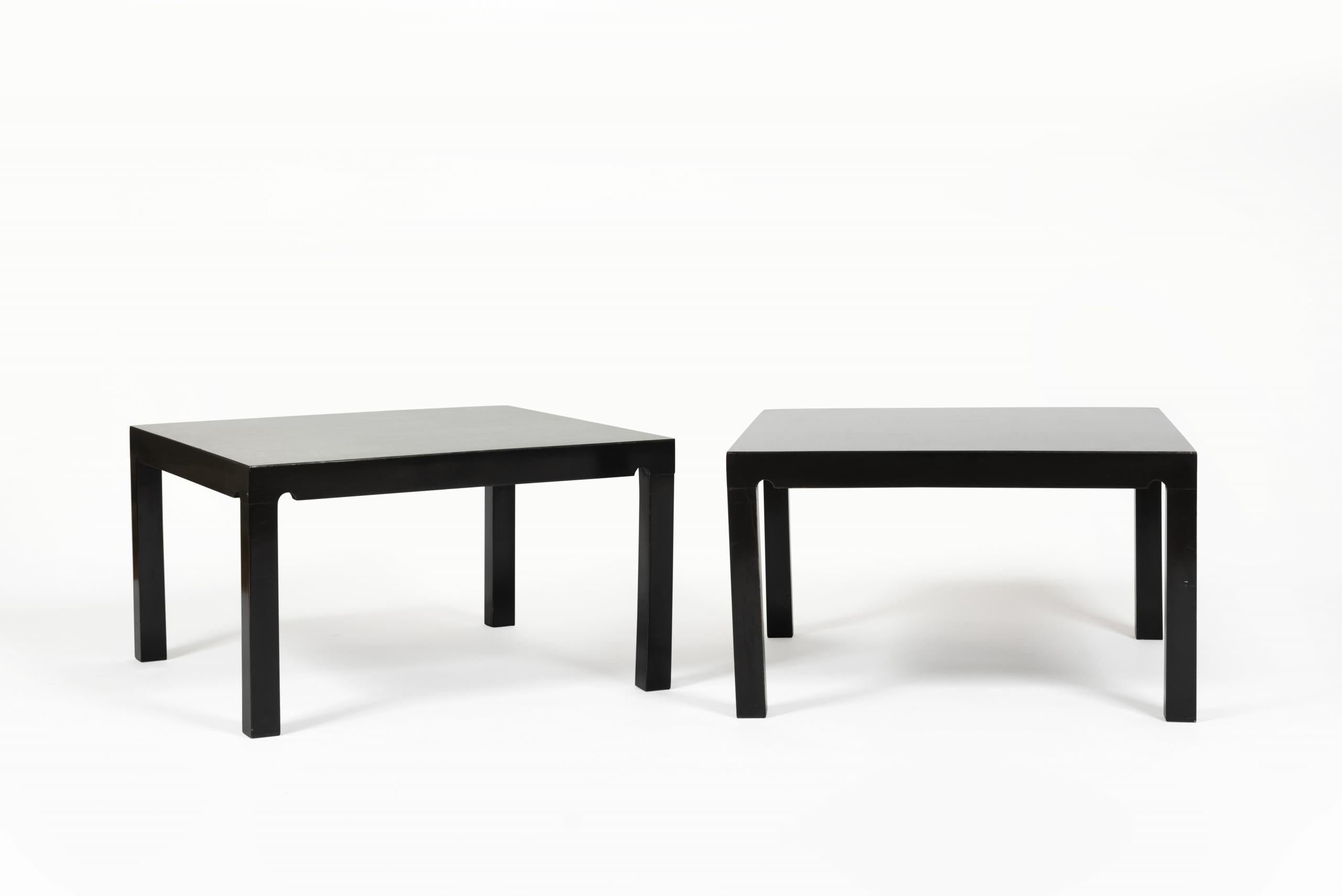 Tables basses design par le galeriste et designer Emiel Veranneman.

Avec piètement en bois noir et plateau en aluminium.
 