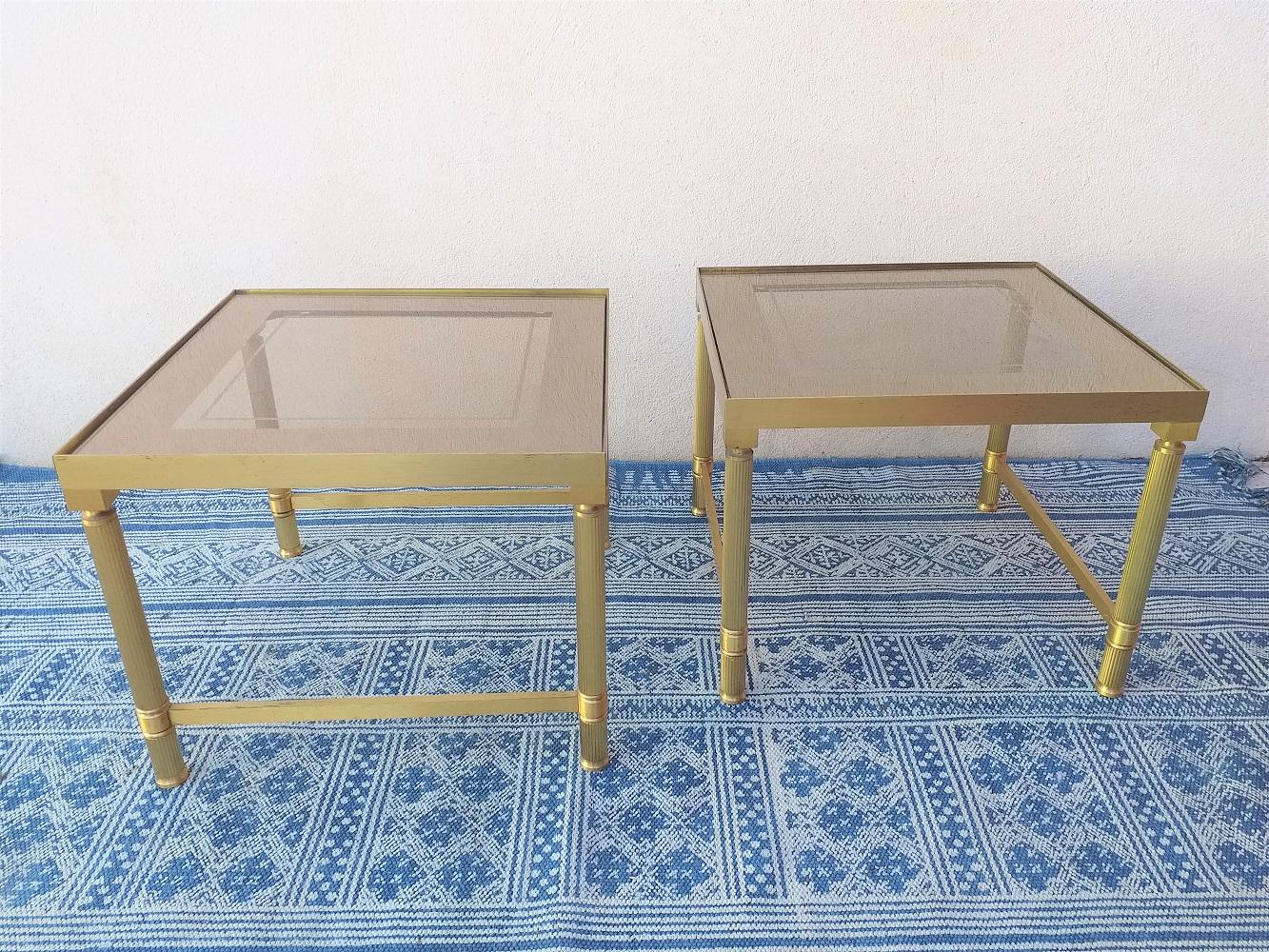 Paire de tables d'appoint en métal peint en cou leur dorée.
Le verre est rayé et les pieds bougent (à ressouder).