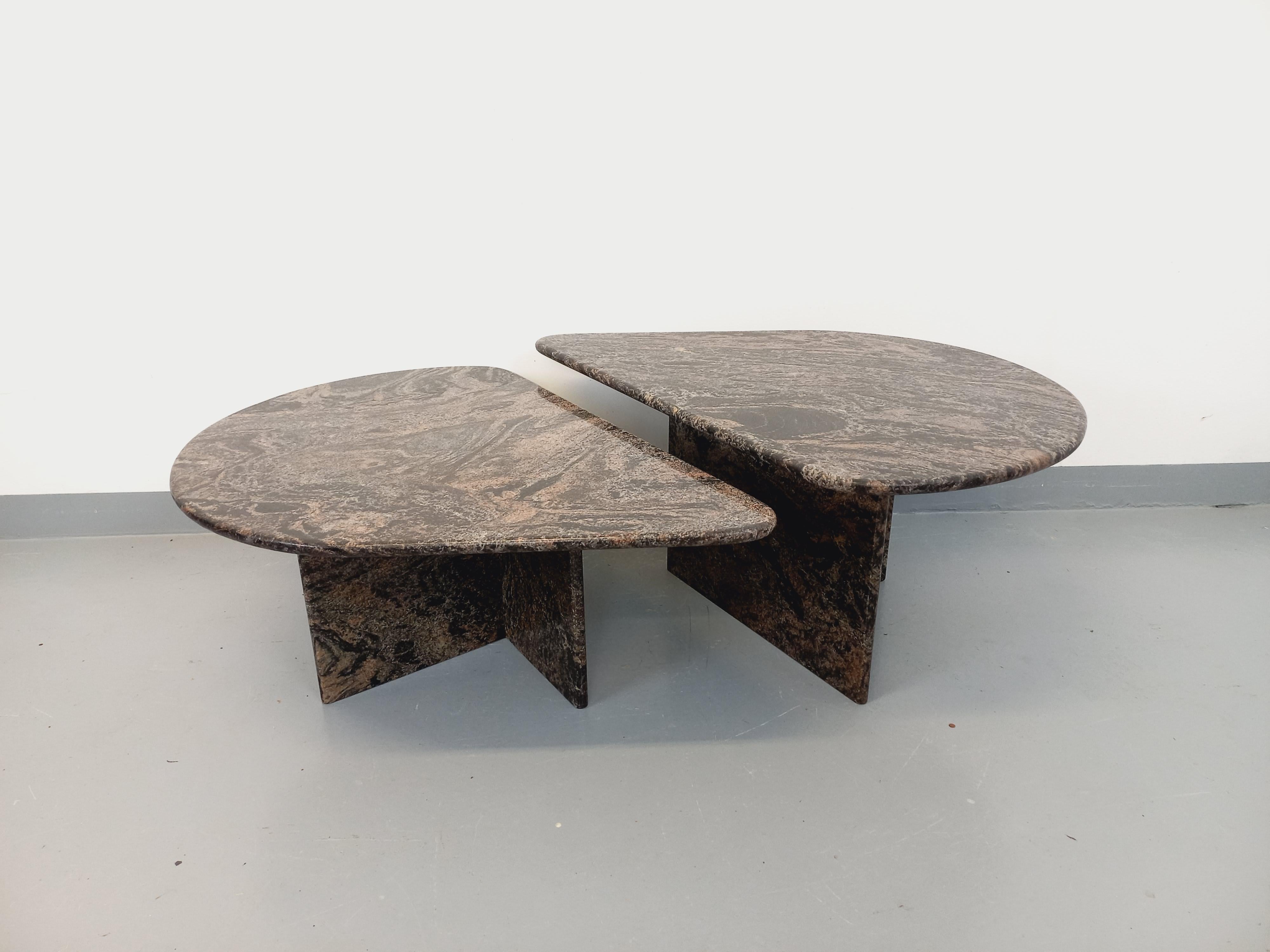 Suite di 2 tavoli bassi gigognes vintage degli anni '70, piani di due altezze diverse sotto forma di gouttes o di ogives, piedini centrali a tre piastre, in granito tipo marmo con bellissime sfumature di noir, grigio e rosa, très bon état.
Rif. 240