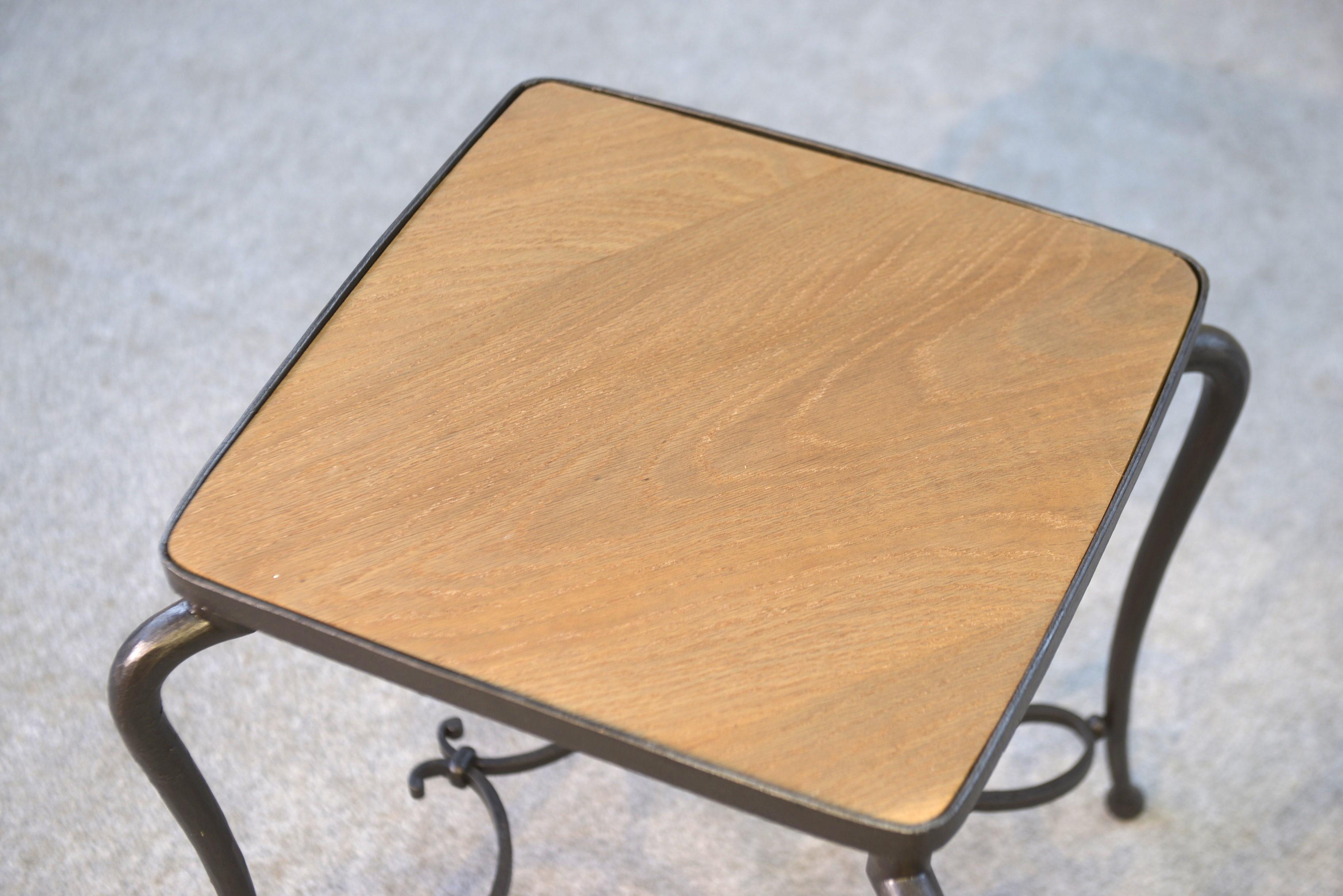 Paire de tables d'appoint en fer forgé et plateau en chêne travail français For Sale 3