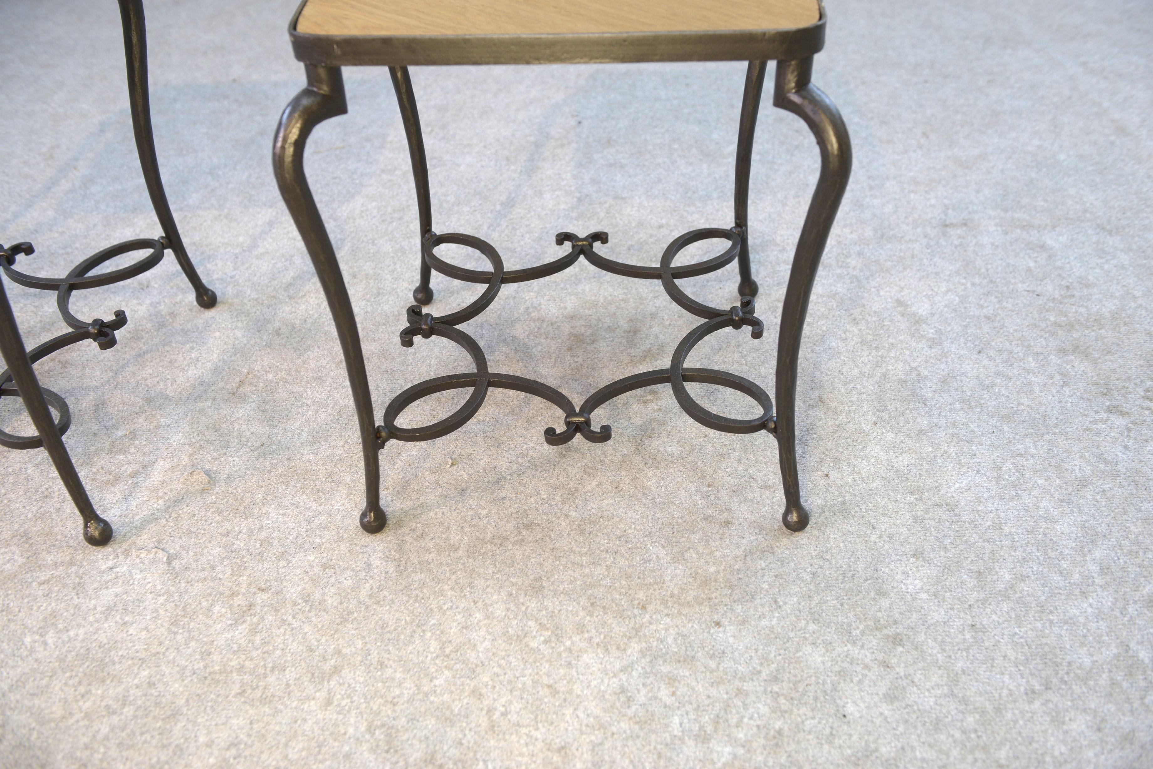 Paire de tables d'appoint en fer forgé et plateau en chêne travail français For Sale 4