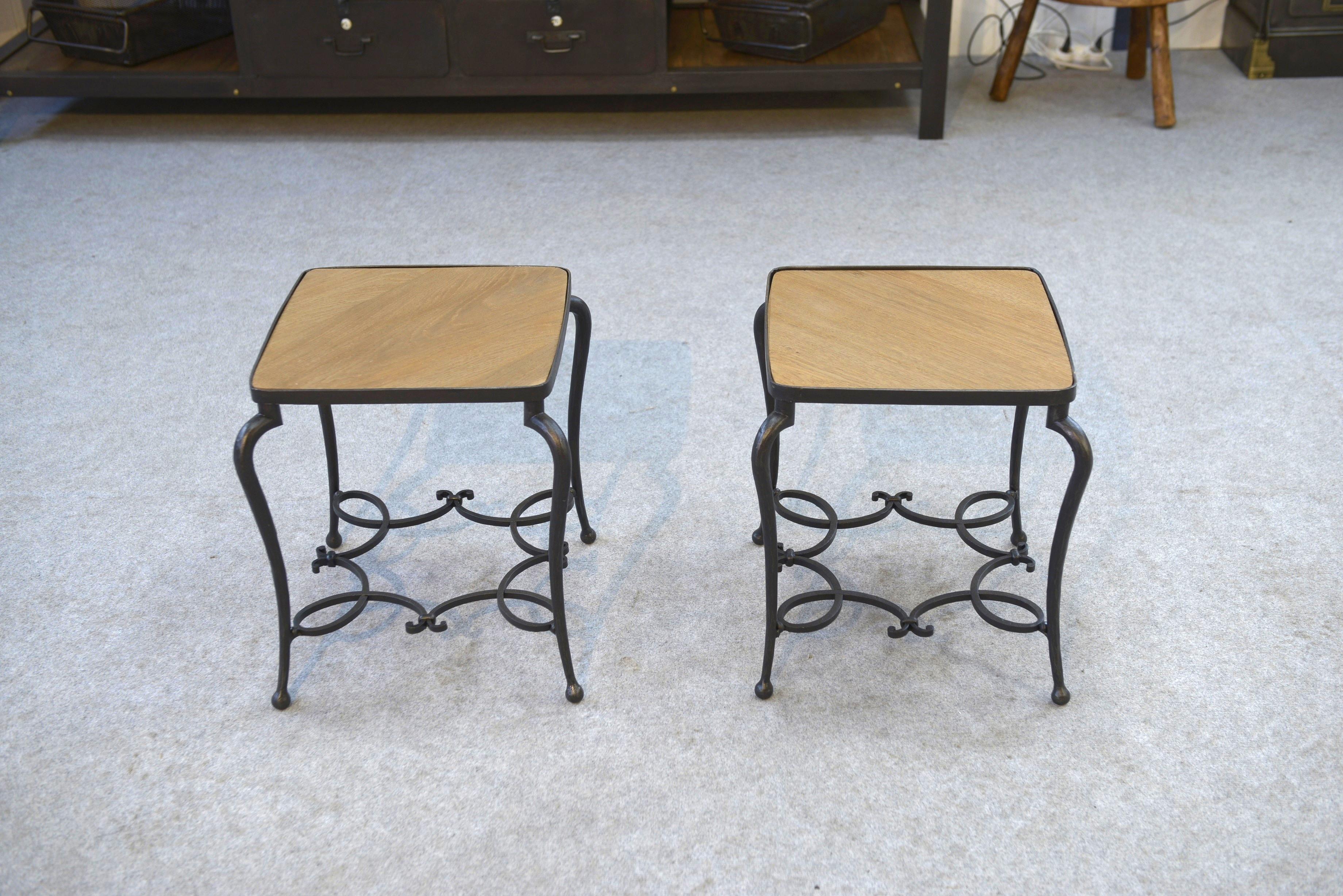 Paire de tables d'appoint en fer forgé et plateau en chêne travail français signé