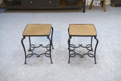 Paire de tables d'appoint en fer forgé et plateau en chêne travail français