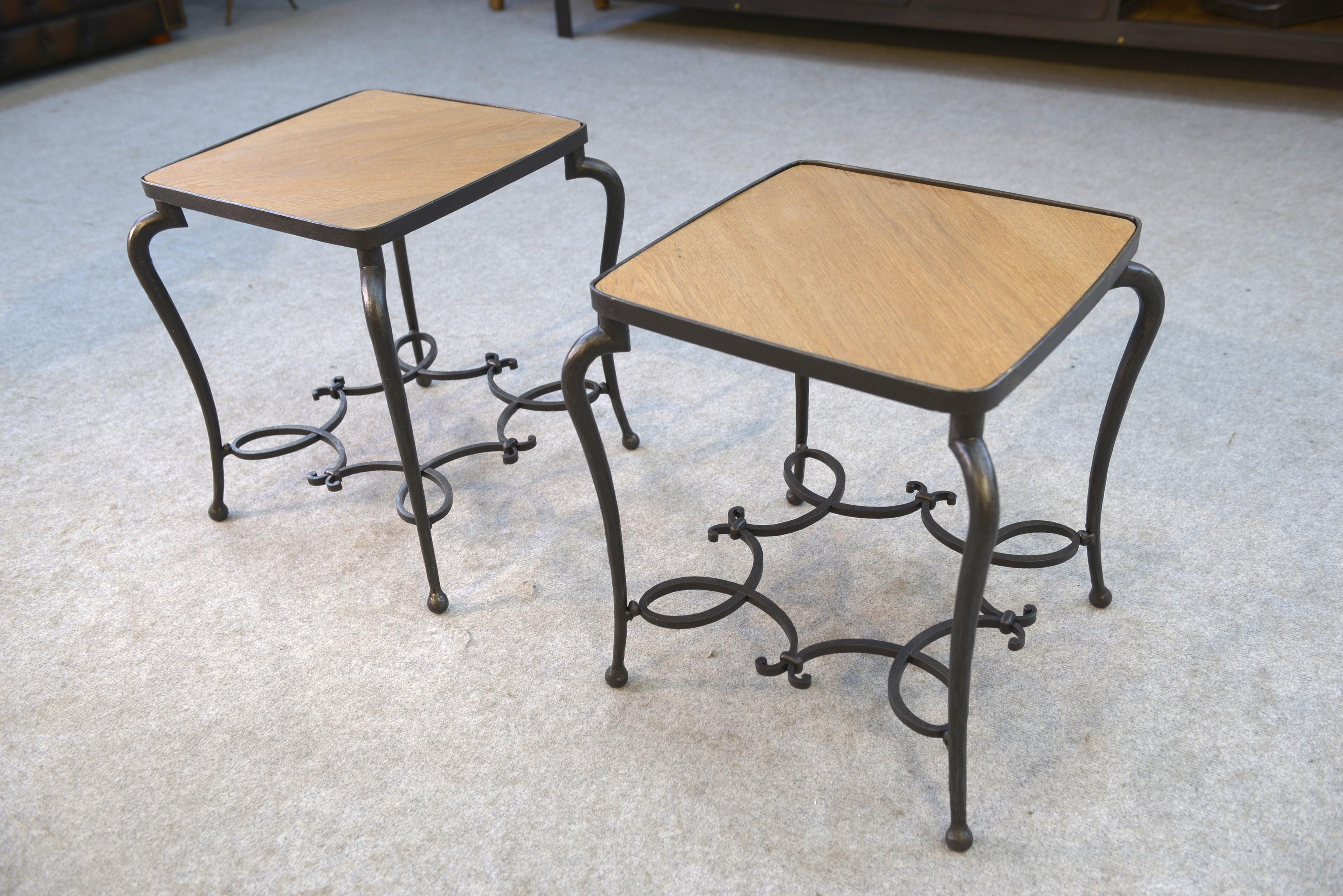 Mid-Century Modern Paire de tables d'appoint en fer forgé et plateau en chêne travail français For Sale