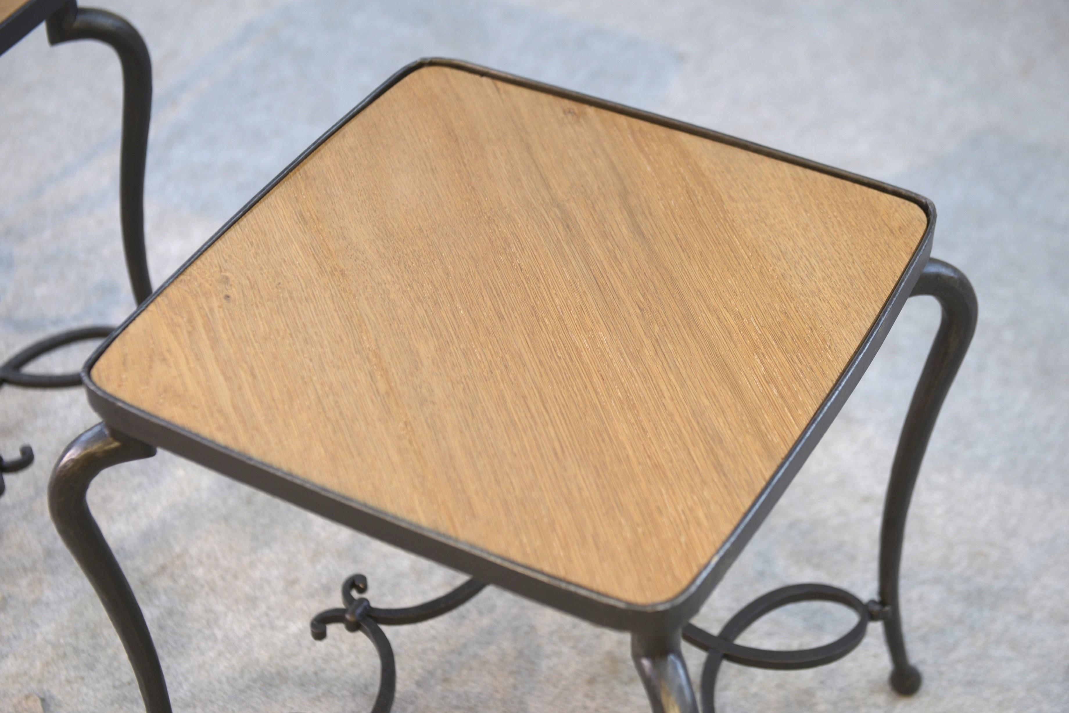 Paire de tables d'appoint en fer forgé et plateau en chêne travail français In Good Condition For Sale In TOURCOING, FR