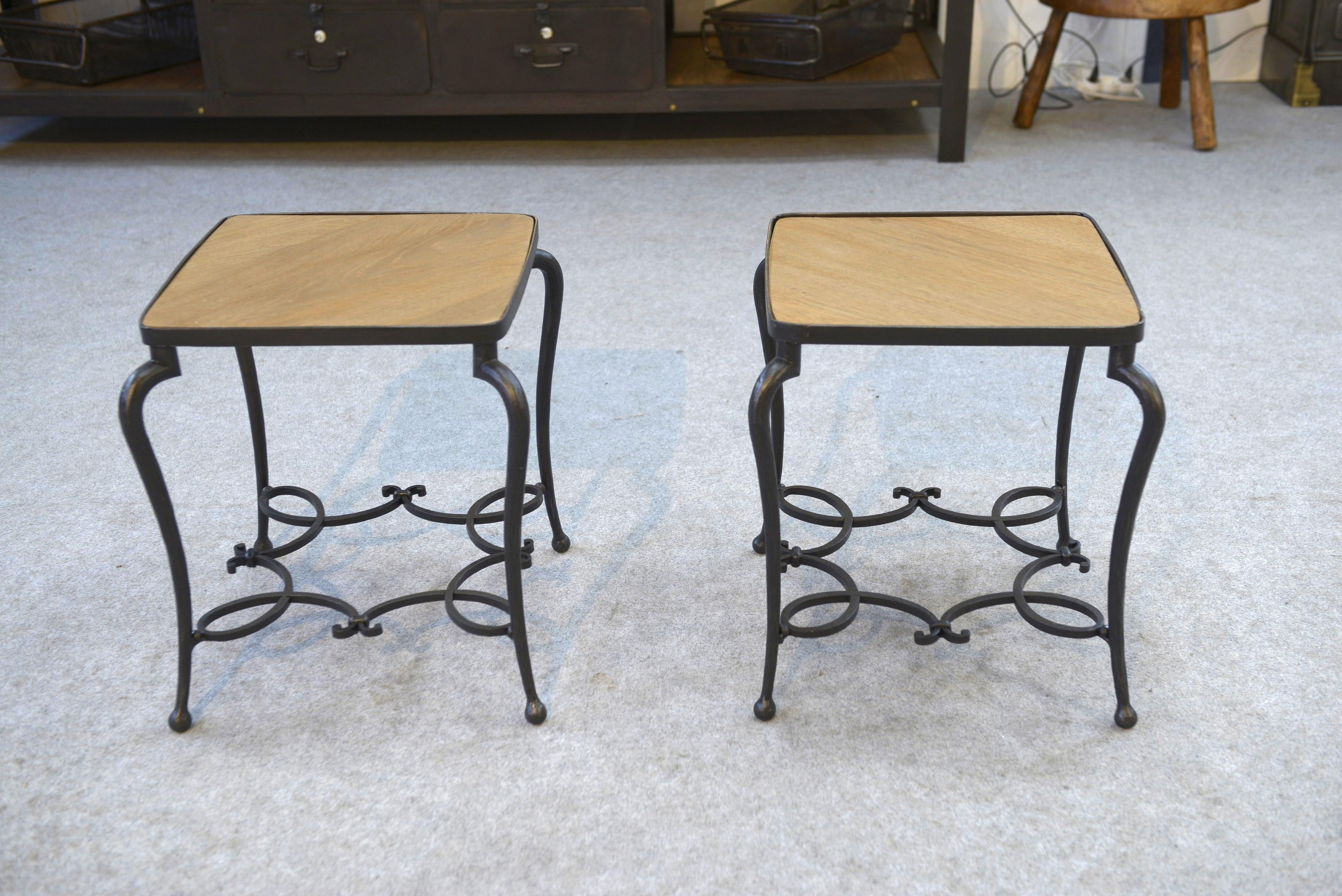 Mid-20th Century Paire de tables d'appoint en fer forgé et plateau en chêne travail français For Sale