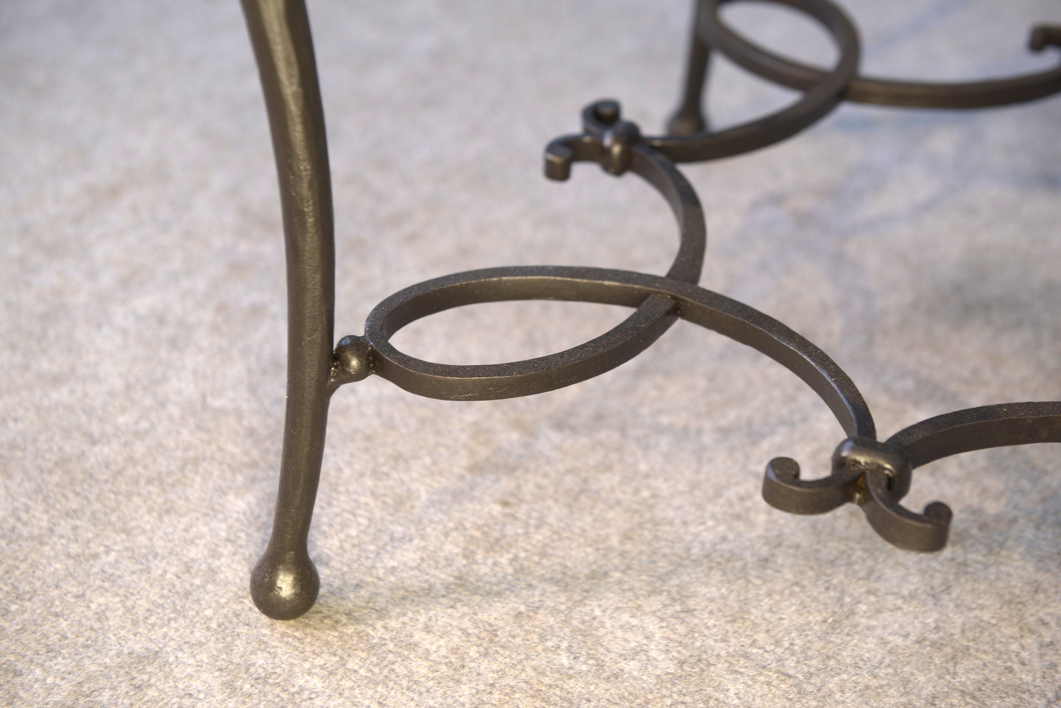 Iron Paire de tables d'appoint en fer forgé et plateau en chêne travail français For Sale