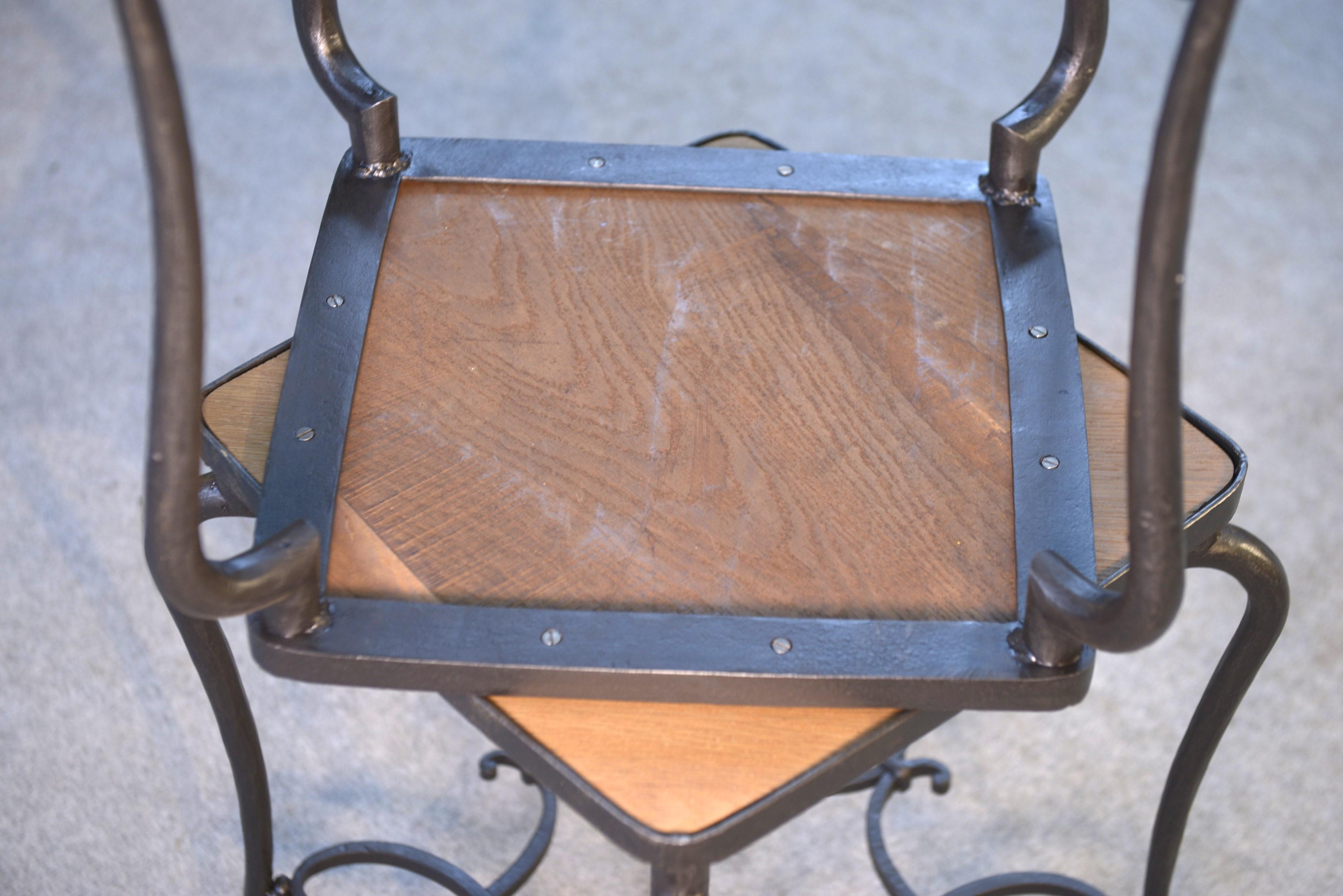 Paire de tables d'appoint en fer forgé et plateau en chêne travail français For Sale 1