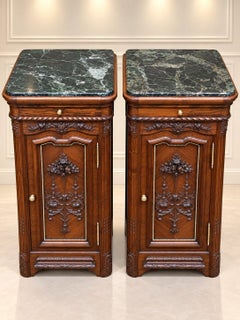 Paire de tables de chevet – Époque Napoléon III – Noyer sculpté, marbre vert de