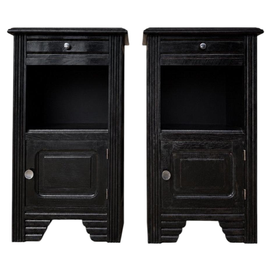 Paire de tables de chevet — Style Art Déco — Chêne massif teinté noir For Sale