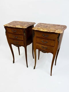 Paire de tables de chevet de style Louis XV vintage, en marqueterie et marbre brèche