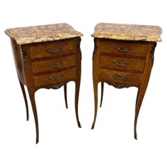 Paire de tables de chevet de style Louis XV vintage, en marqueterie et marbre brèche