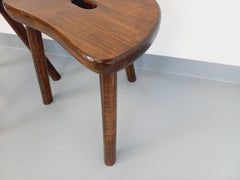 Paire de tabourets brutalistes tripodes vintage en bois de sapin massif