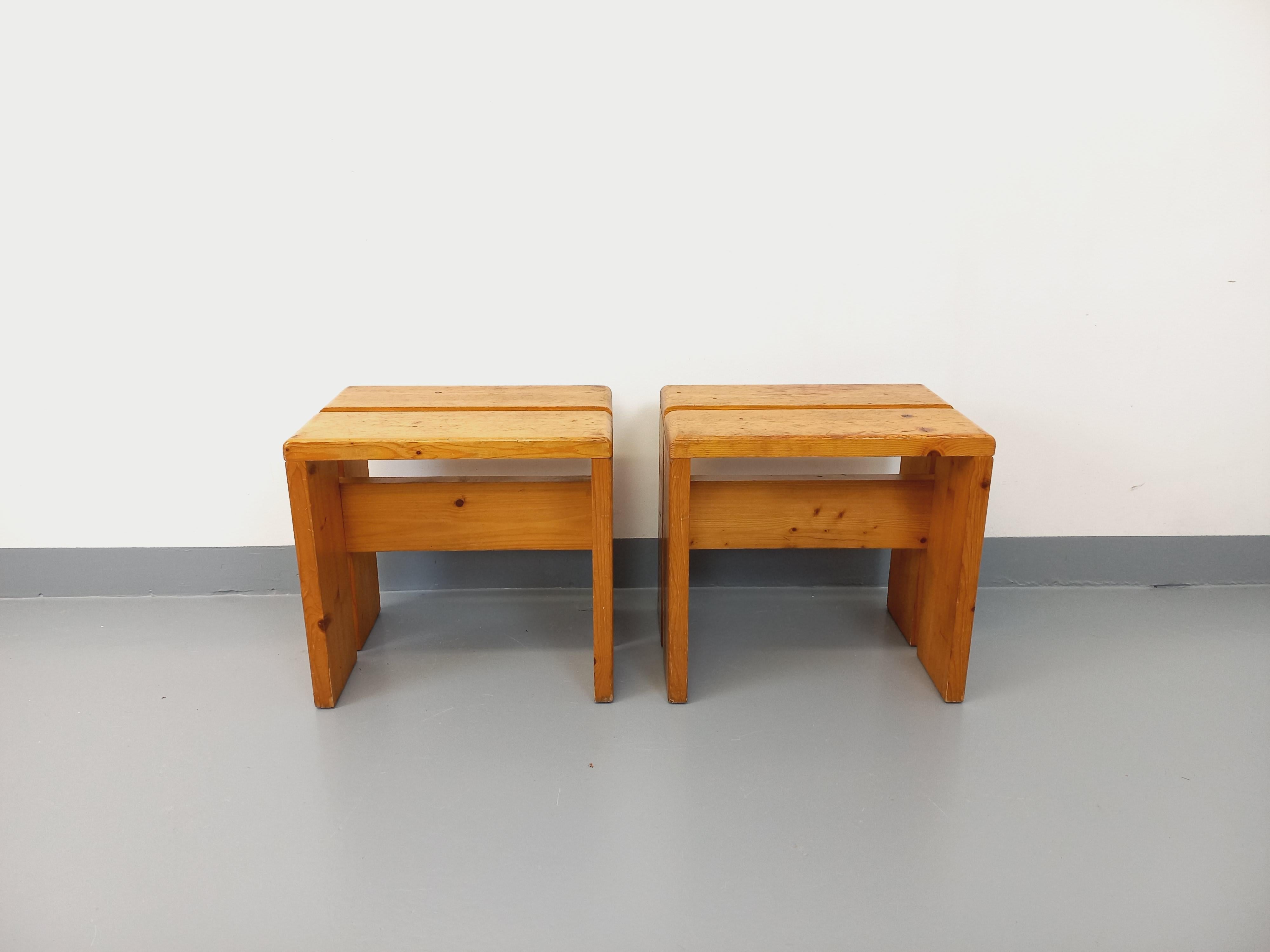 Paire de tabourets Charlotte Perriand Les Arcs vintage en pin des années 60 70 3