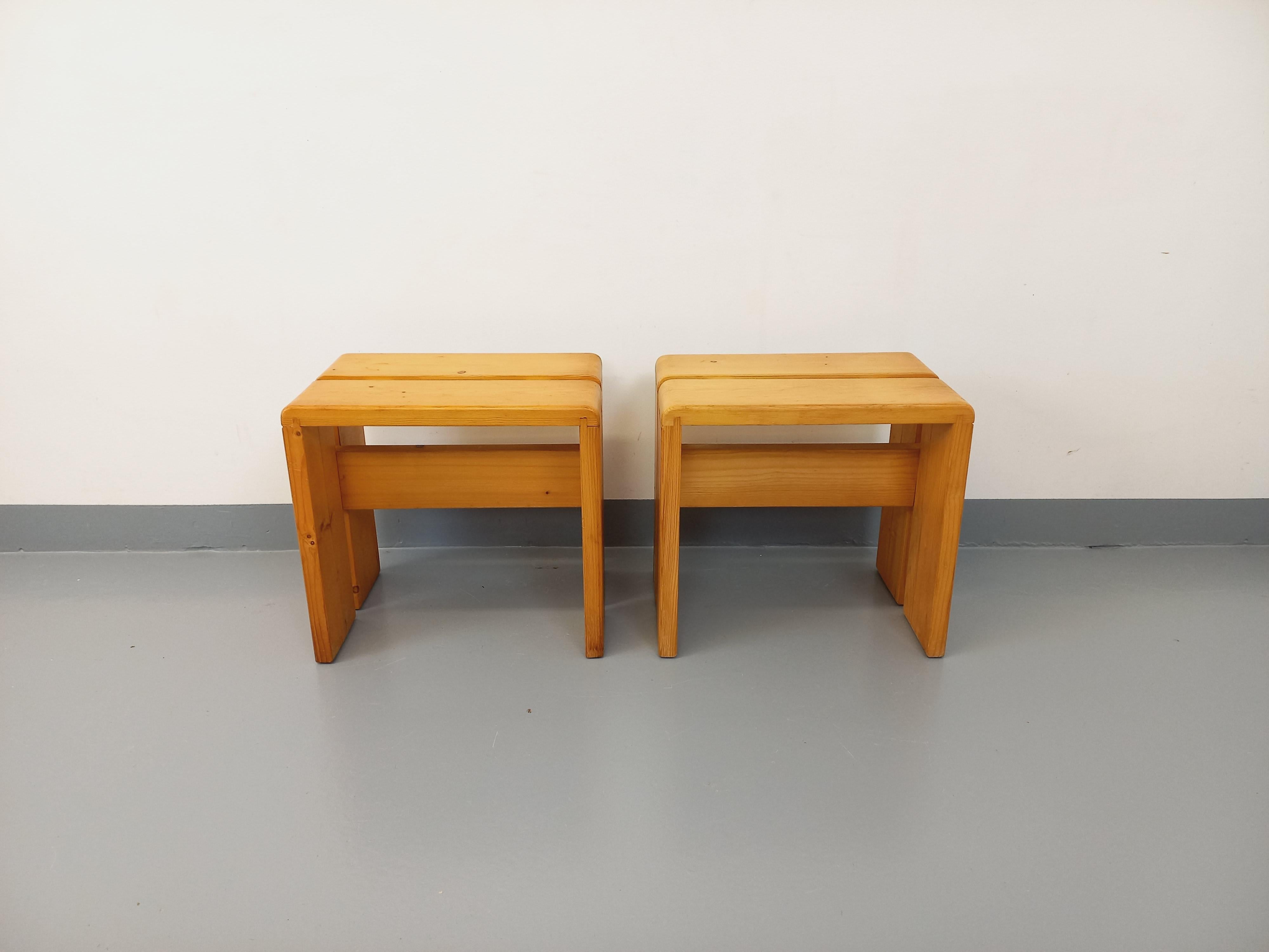 Paire de tabourets Charlotte Perriand Les Arcs vintage en pin des années 60 70 3